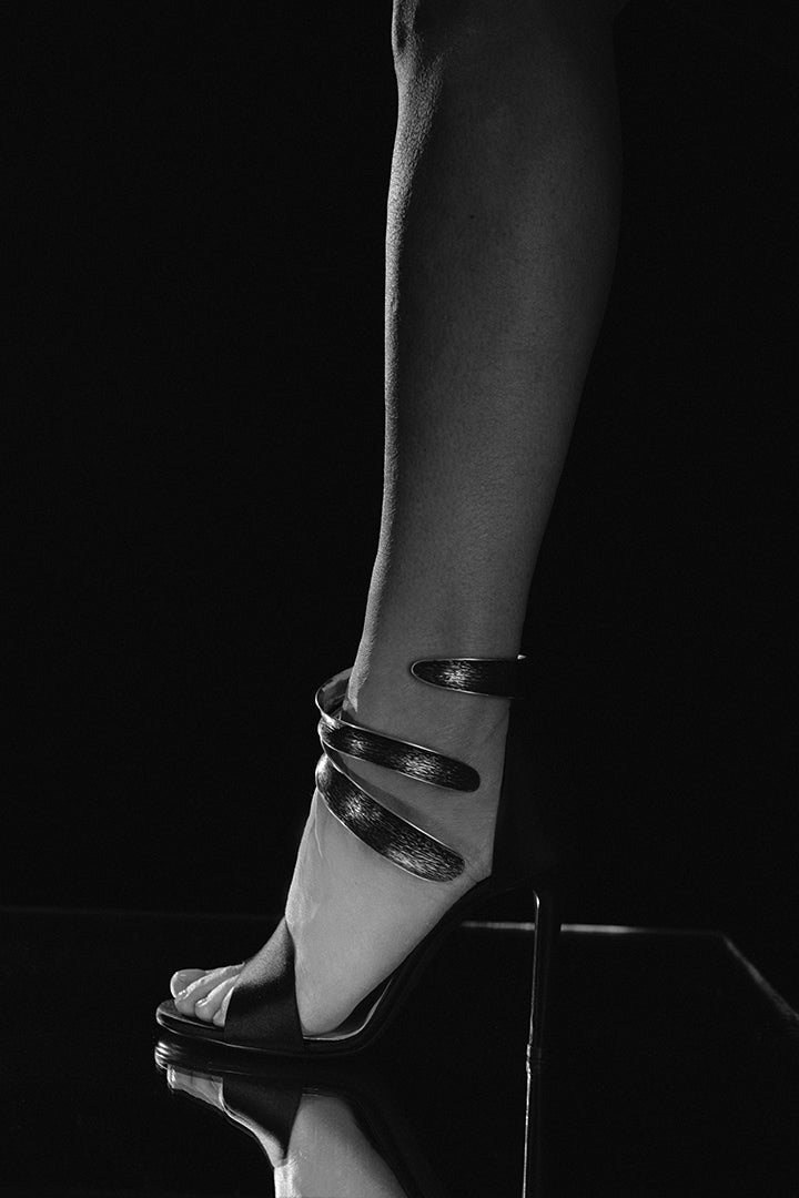 Seconde Edition limitée de La Ligne Numérotée, L'enlacée est une création de Charlotte Sauvat et Elie Hirsch - Notre iconique sandale haute N.001 est ennoblie d'un bijou en argent massif façonné à la main. Création sur commande 