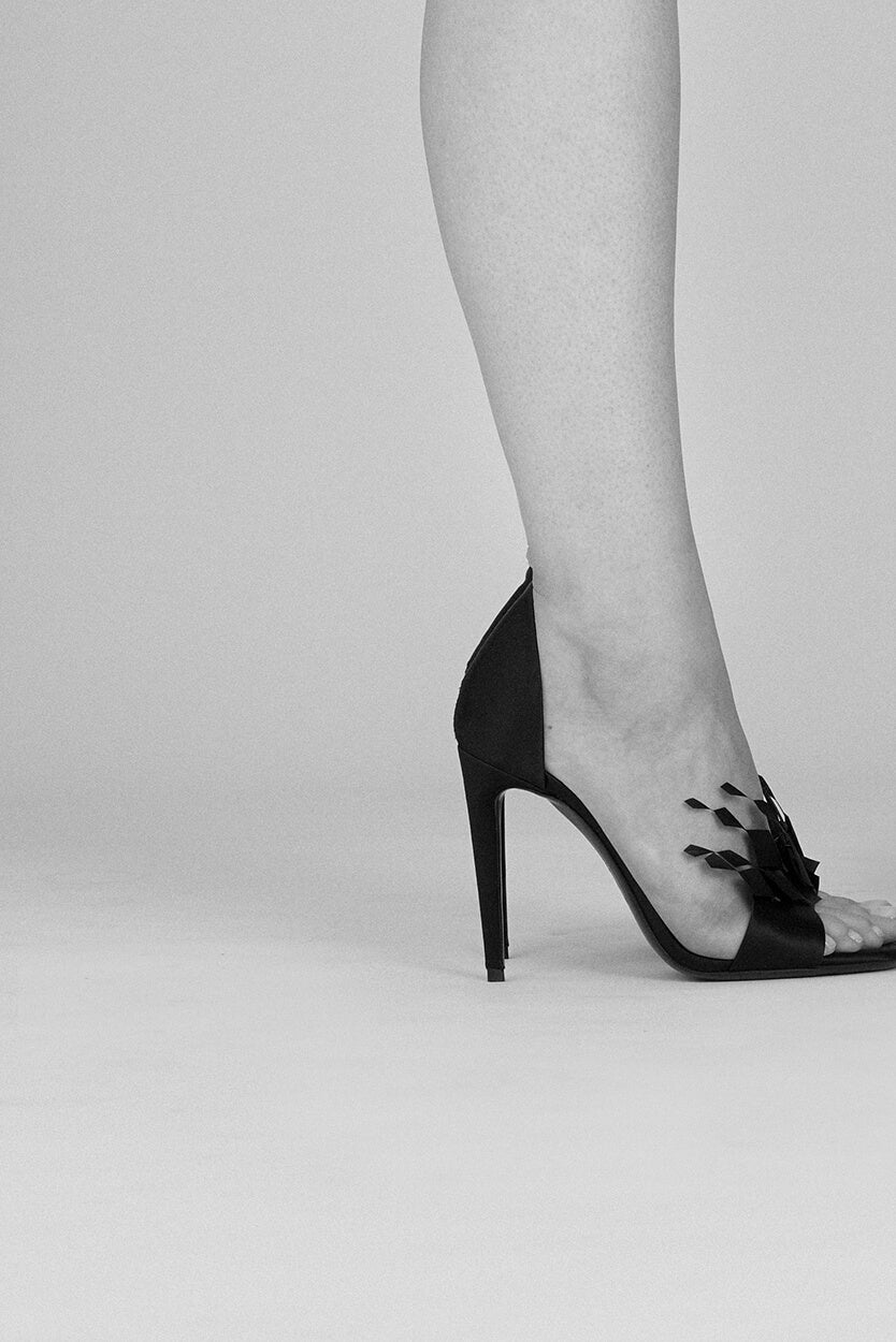L'Envolée - Sandale femme talon haut - une Edition exclusive réalisée en Huit exemplaires – cette sandale est brodée à la main par la designer textile Janaina Milheiro  La Ligne Numérotée - une Maison d'accessoires haut de gamme créé en Juillet 2020