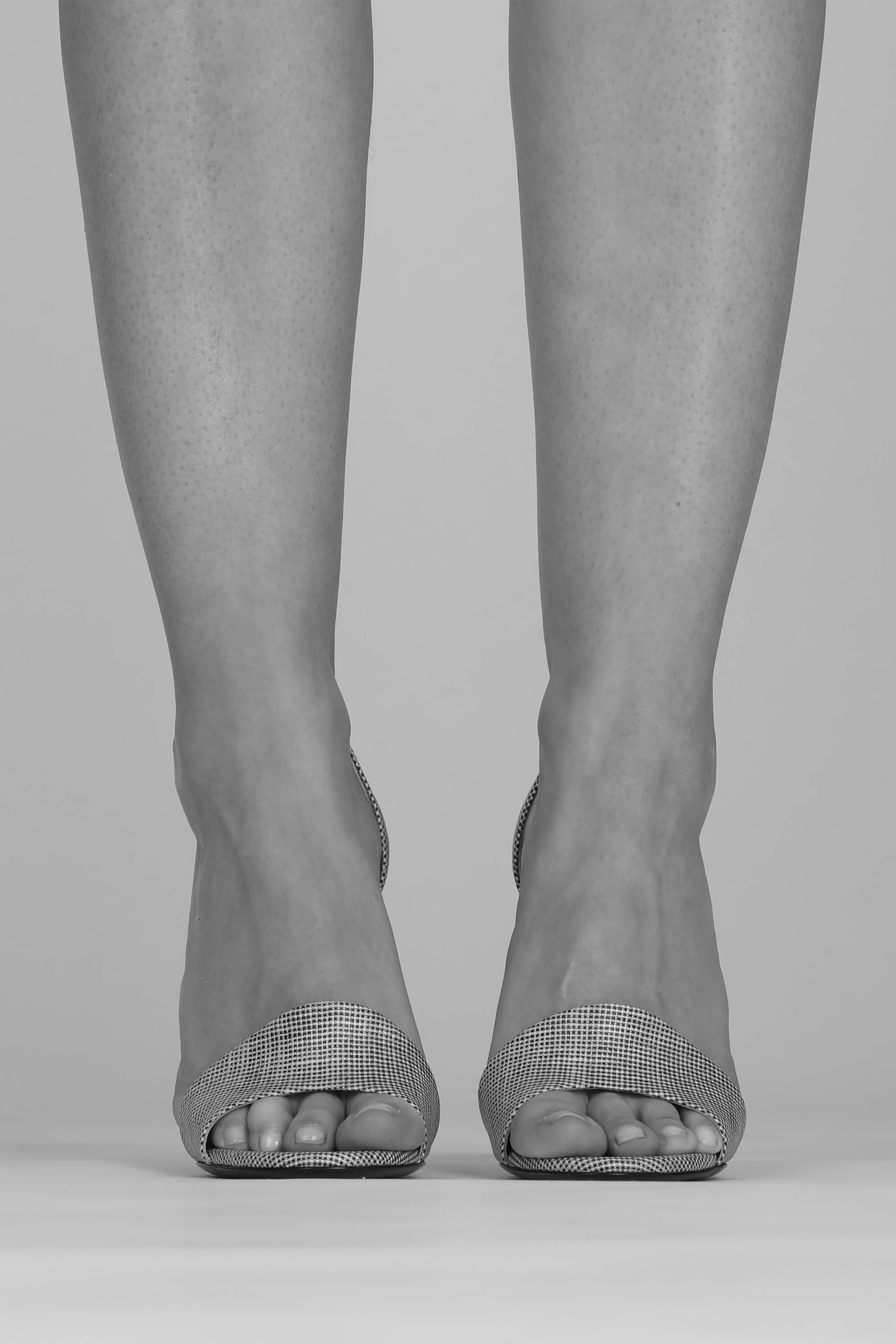 Sandale femme talon haut en lin enduit  - Photographe Terence Hassen - La Ligne Numérotée, des accessoires femme haut de gamme.