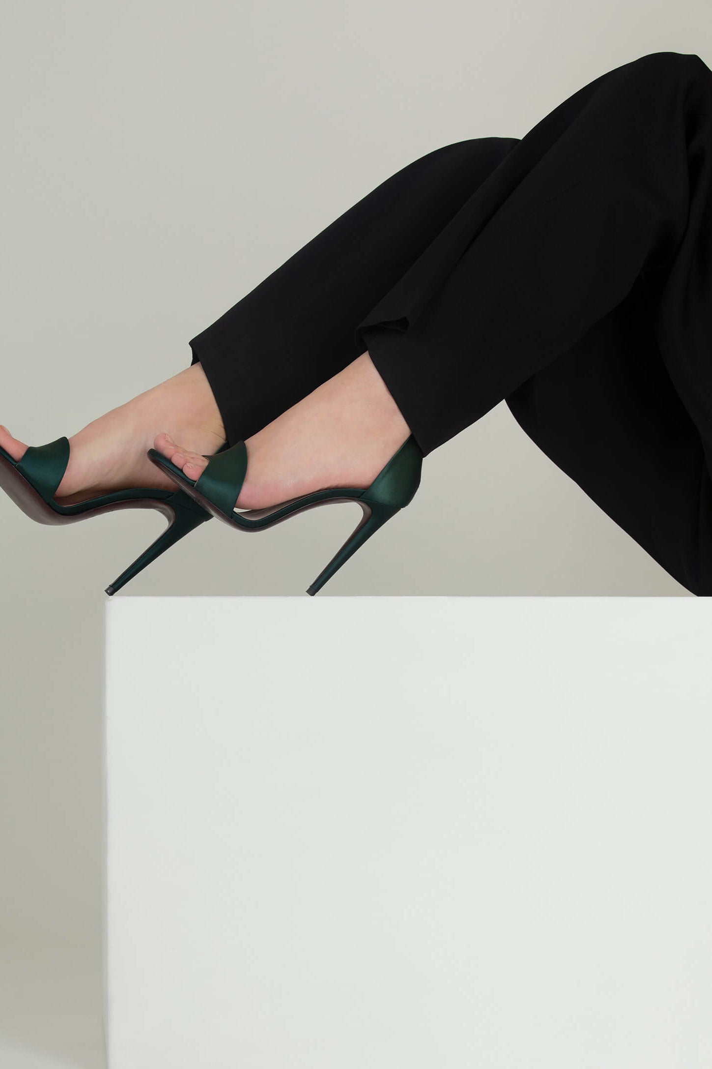 Sandale talon aiguille en satin vert émeraude - Talon Haut de 10.5 cm - Editions Signature n.001 - pièce iconique de La Ligne Numérotée - pour les femmes en quete d'élégance et de singularité