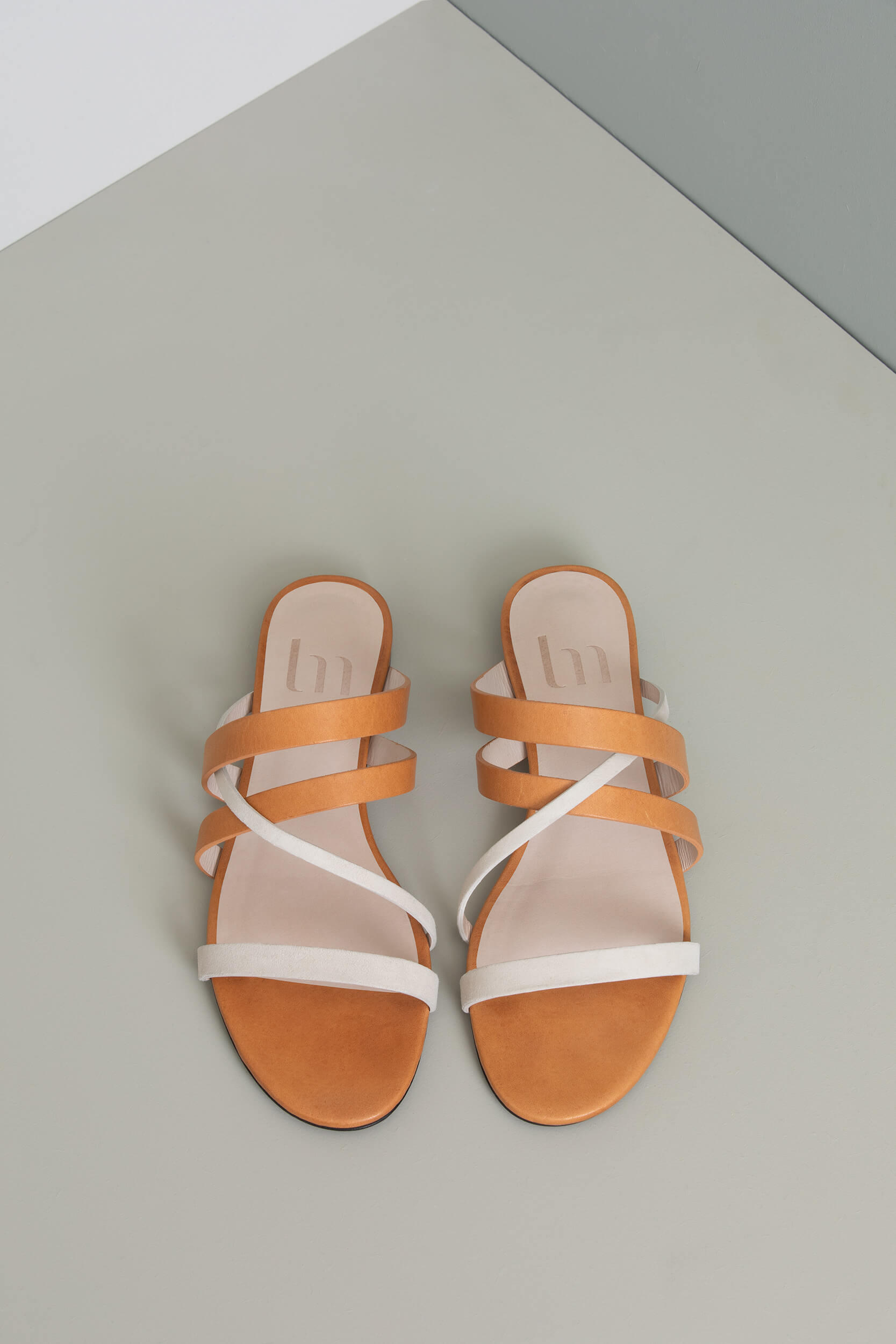 Sandale plate de 0,5 cm - Une sandale estivale aux lignes simples et pures. Une Edition Signature créée par la designer Charlotte Sauvat. La Ligne Numérotée.