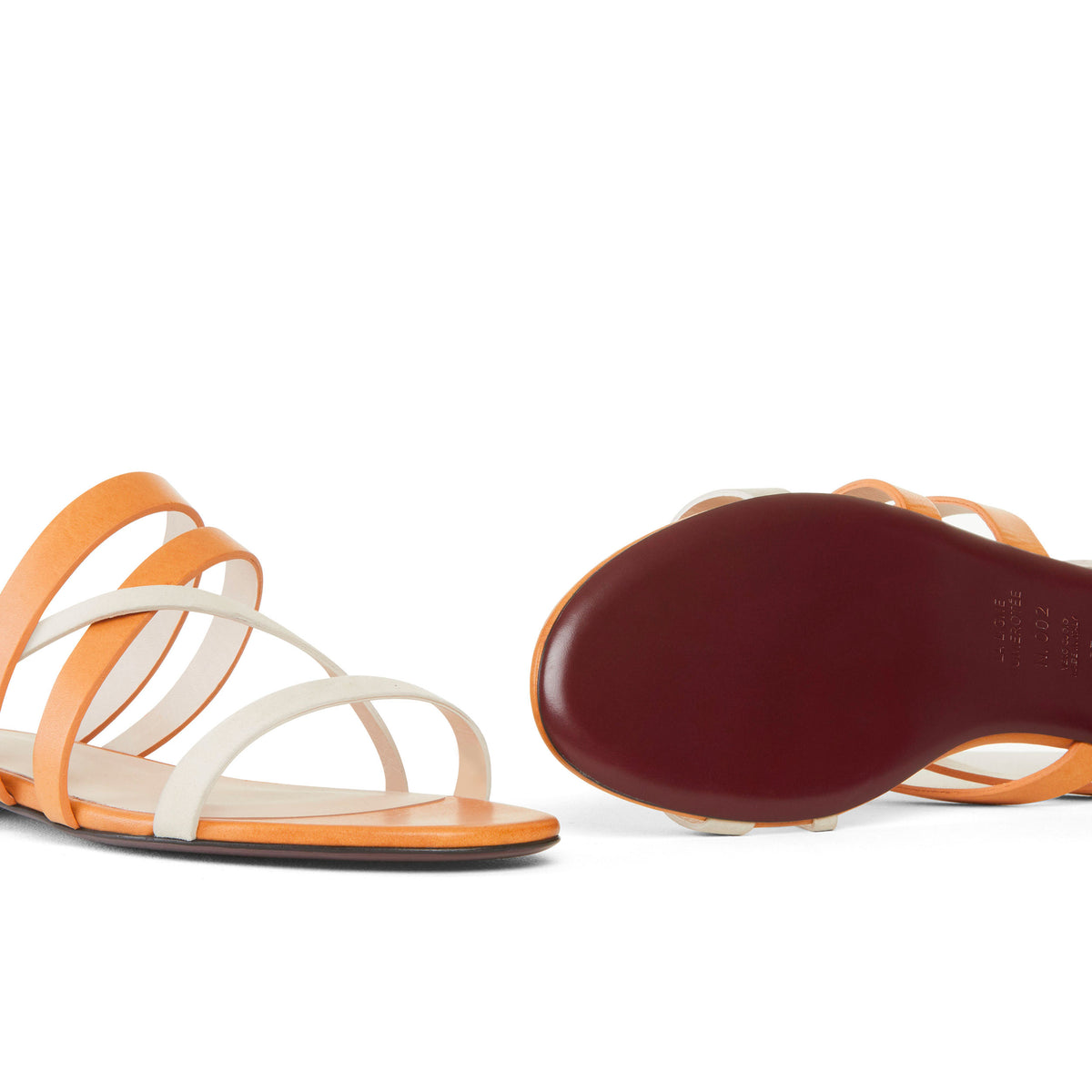 Notre sandale N.003 est une sandale confortable pensée pour habiller vos tenues d&#39;été avec élégance et légèreté. Une création française et une fabrication . La Ligne Numérotée