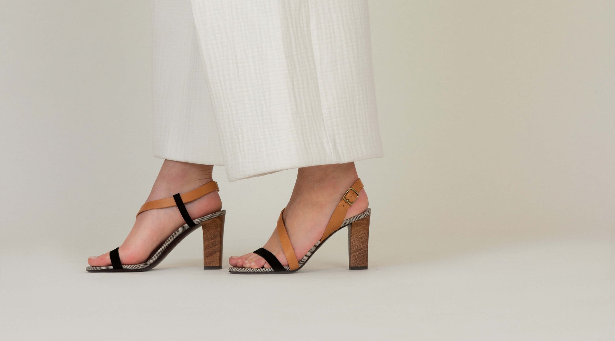 La sandale de jour N.004 sur talon de 8,5 cm est une sandale d'été femme élégante aux couleurs sobres et intemporelles - La Ligne Numérotée 