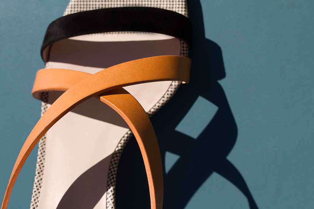 Sandale femme petit talon - trois matières : une chèvre velours, un cuir au tannage végétal et un lin français - Une fabrication italienne de La Ligne Numérotée