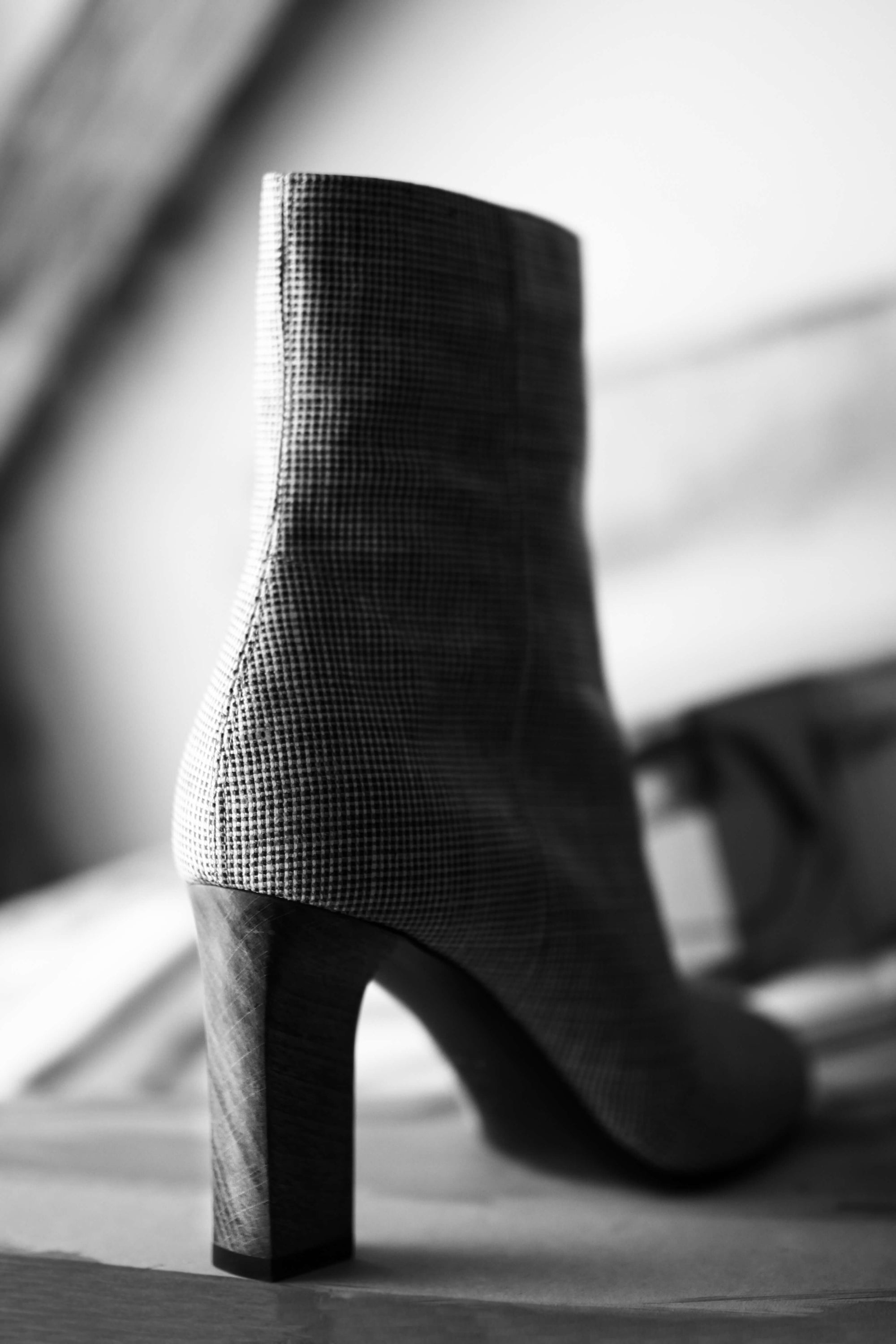 Boots bottine en lin enduit –haute couture – talon bois de hêtre 8,5 cm – Charlotte Sauvat  - Fabrication en Italie – Made in Italie -  Edition Signature N.002 La Ligne Numérotée 