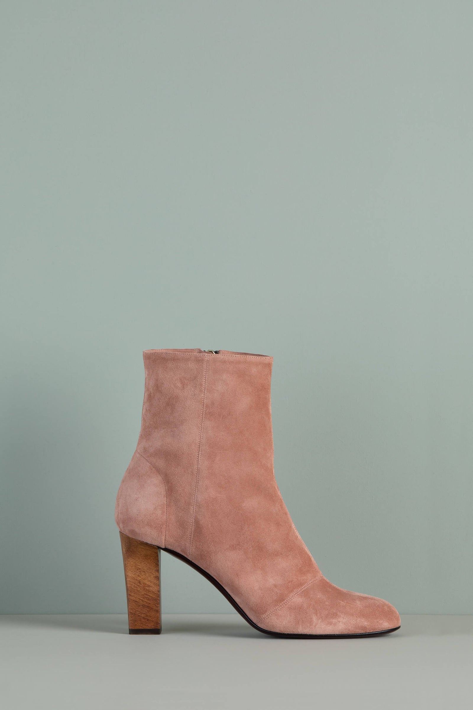 Boots bottine gant – cuir de veau velours souple non doublé – seconde peau, double peau –haute couture – talon bois de hêtre 8,5 cm – Charlotte Sauvat  - Fabrication en Italie – Made in Italie -  Edition Signature N.002 La Ligne Numérotée 