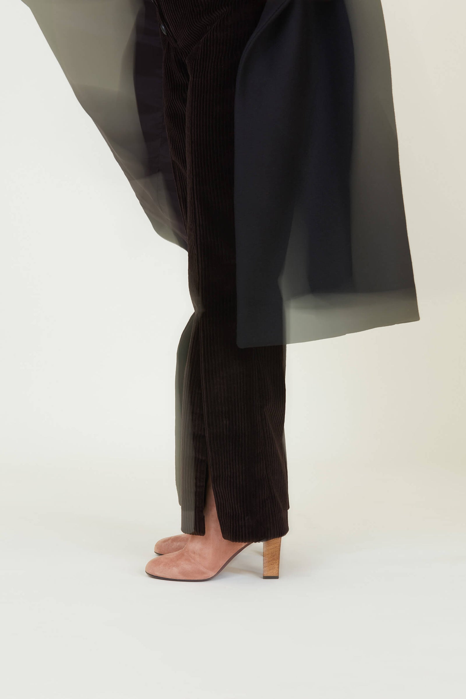 Bottine gant rose poudré pink – cuir de veau velours souple non doublé – seconde peau, double peau –haute couture – talon bois de hêtre 8,5 cm – Charlotte Sauvat  - Fabrication en Italie – Made in Italie -  Edition Signature N.002 La Ligne Numérotée 