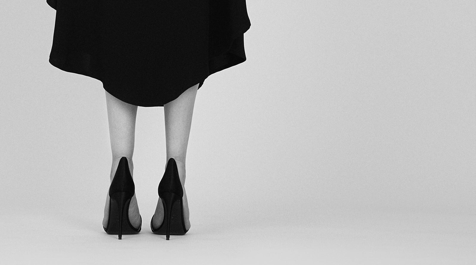 Sandale N.001 une sandale haute de 10,5 cm en satin noir - cet intemporel se décline dans de multiple coloris - émeraude, mordoré, brique... - Les Editions Signature de La Ligne Numérotée 