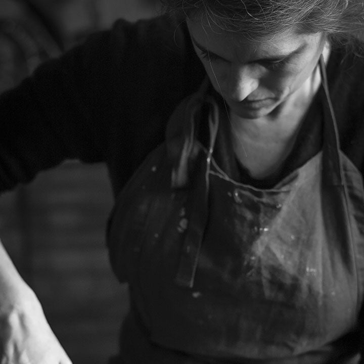 Charlotte Sauvat, co-fondatrice de La Ligne Numérotée, 18 ans d'expérience dans l'industrie du luxe : Balmain, Lanvin, Isabel Marant, Michel Vivien. Création de pièces iconiques pour les défilés des grandes maisons de couture