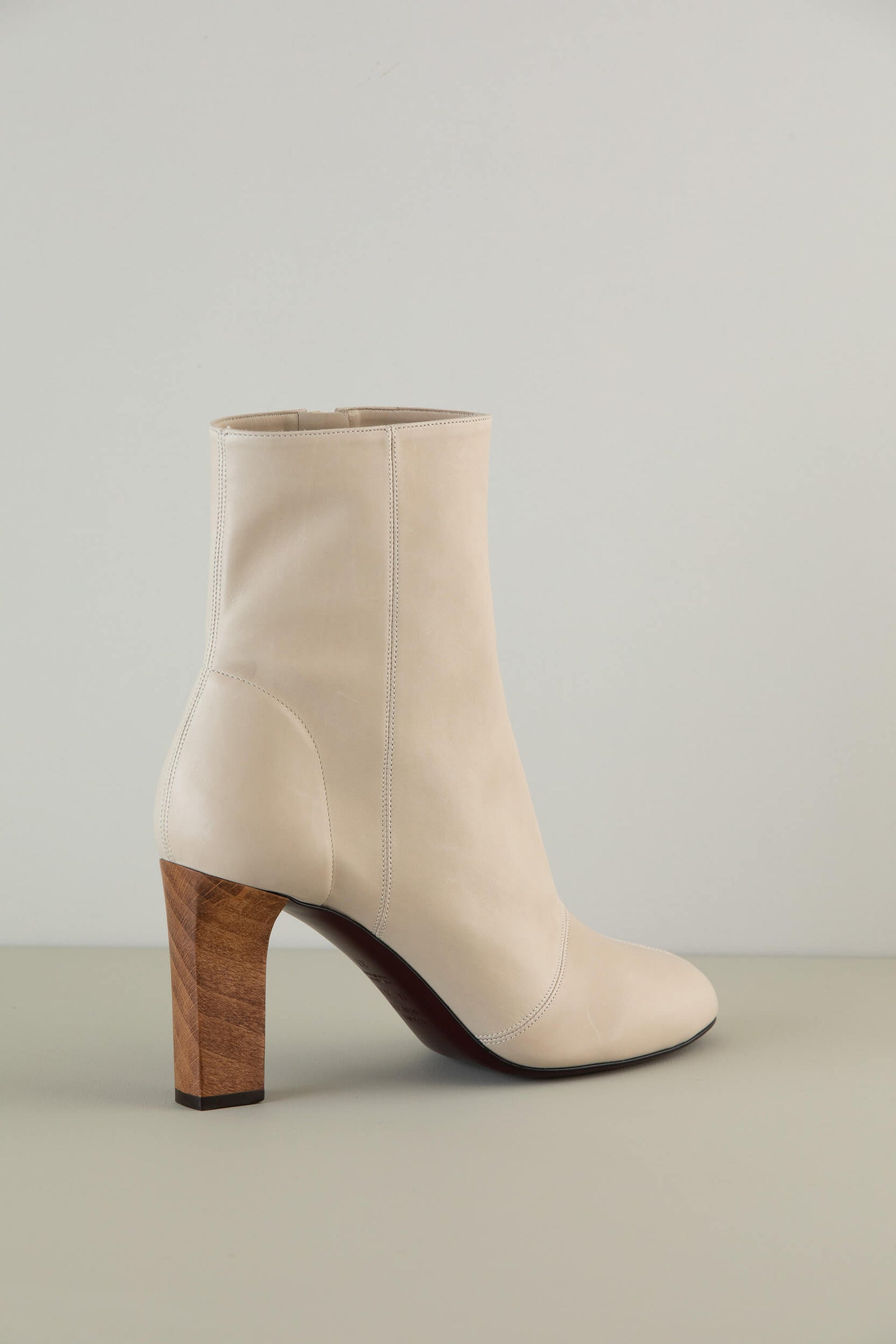 Bottine femme talon haut droit en bois – une chaussure souple et confortable non doublée à chausser tous les jours - Edition Signature N.002 de La Ligne Numérotée.