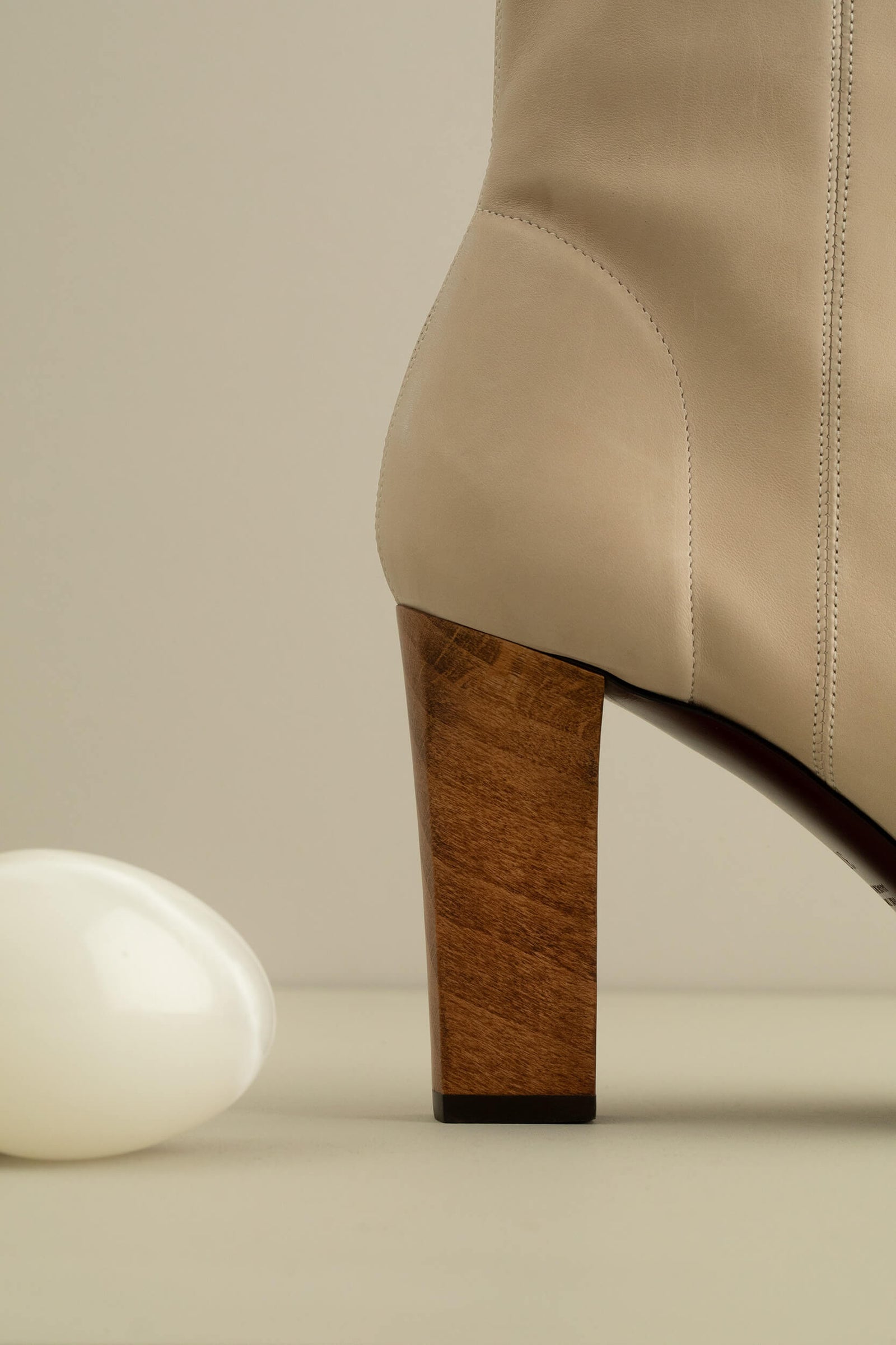 Bottine femme talon haut – un talon sculpté dans un bois de hêtre – une création de Charlotte Sauvat, designer française de La Ligne Numérotée.