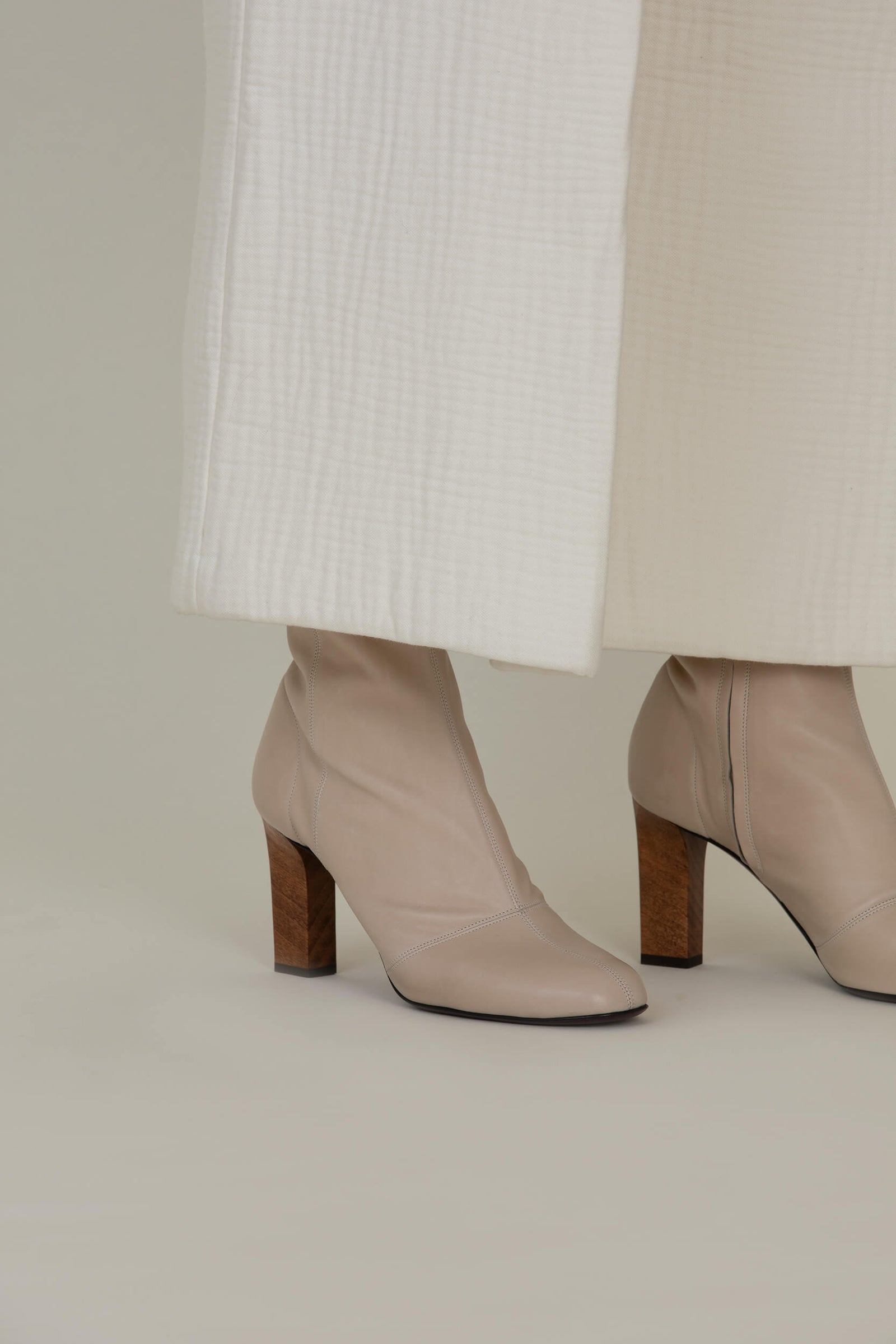 Bottine N.002, aussi beau à l’intérieur qu’à l’extérieur, ce veau italien nous permet de travailler la chaussure sans la doubler - La Ligne Numérotée.