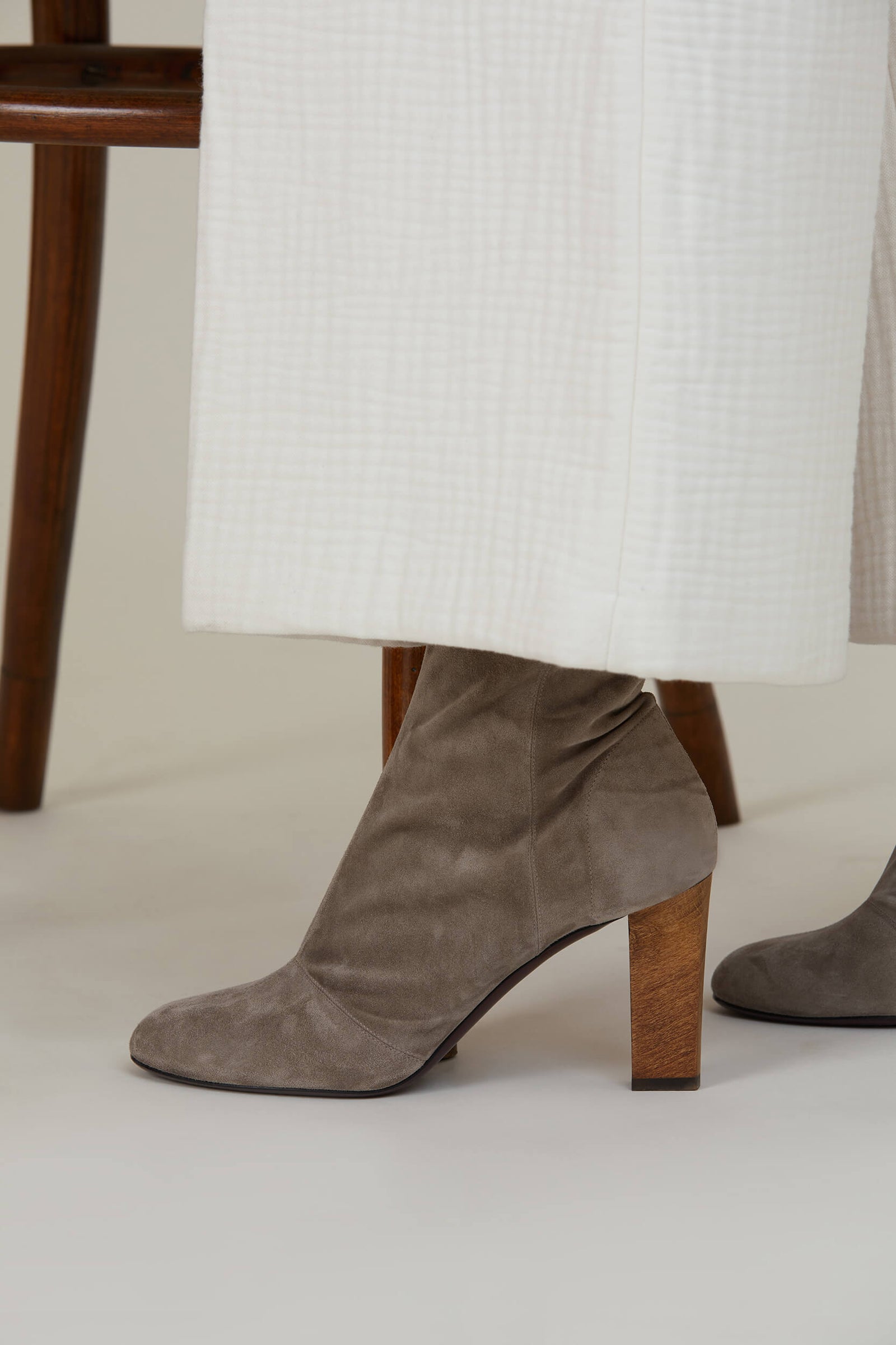 Bottine à talon en bois de hêtre et  eau velours – Un gris aux nuances changeantes de la gamme Cachemire de chez Bonaudo – La Ligne Numérotée.