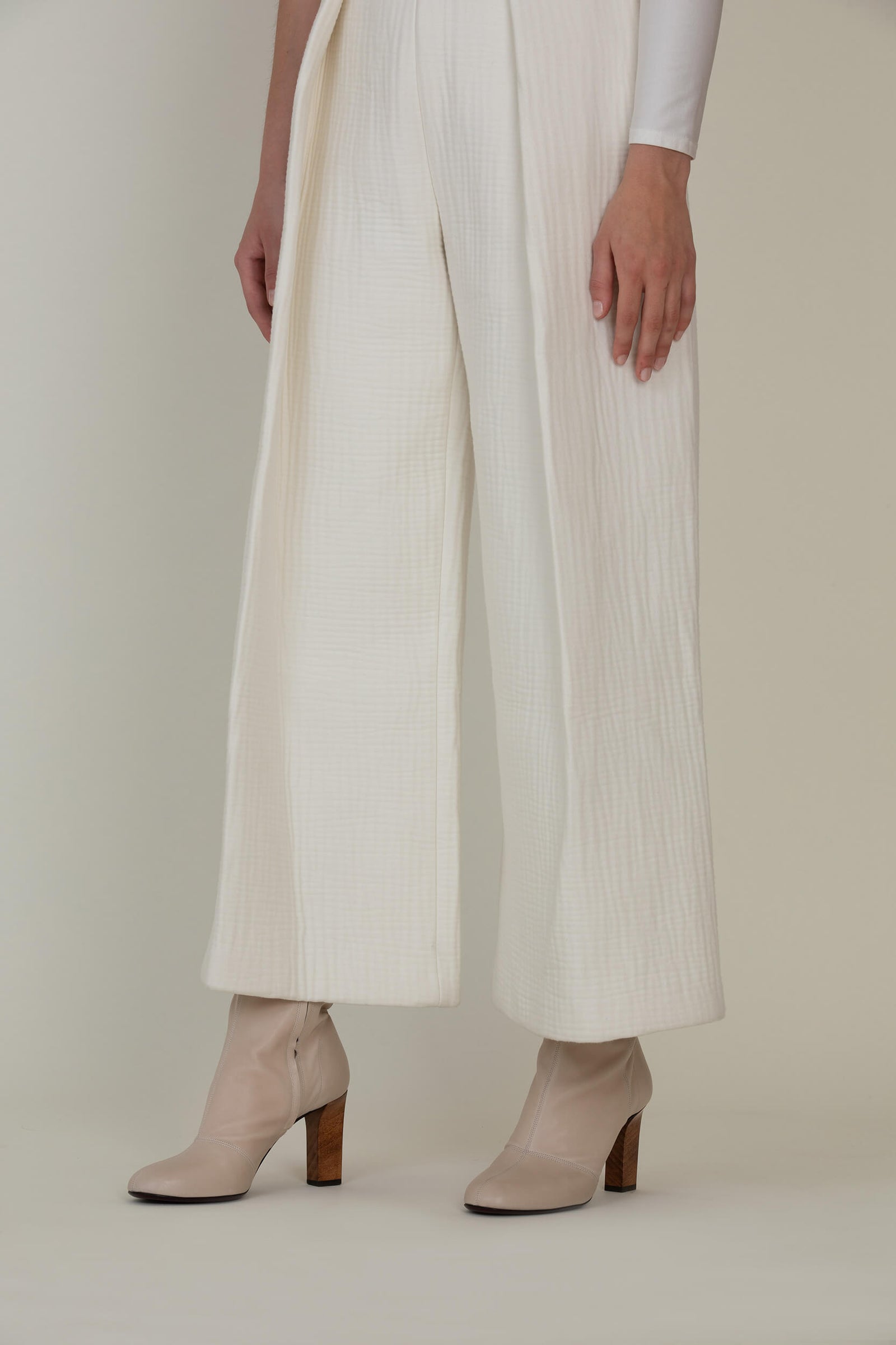 Bottine N.002 - légère et souple, cette bottine à talon haut vous accompagne tout au long de la journée et vous assure confort et simplicité - La Ligne Numérotée.