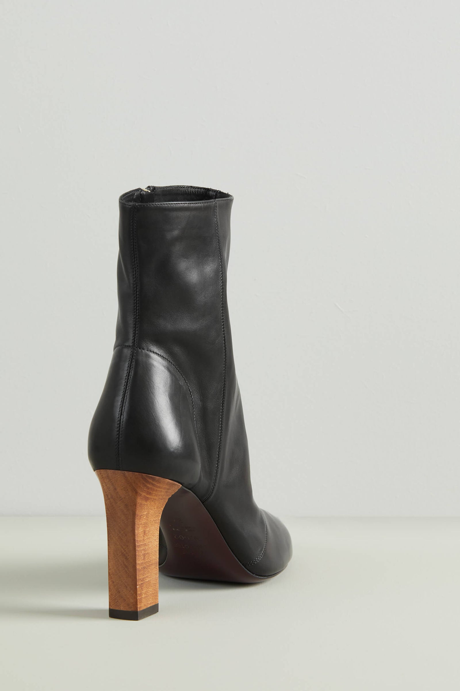 Boots bottine gant en cuir lisse – cuir de veau souple non doublé – seconde peau, double peau –haute couture – talon bois de hêtre 8,5 cm – Charlotte Sauvat  - Fabrication en Italie – Made in Italie -  Edition Signature N.002 La Ligne Numérotée 