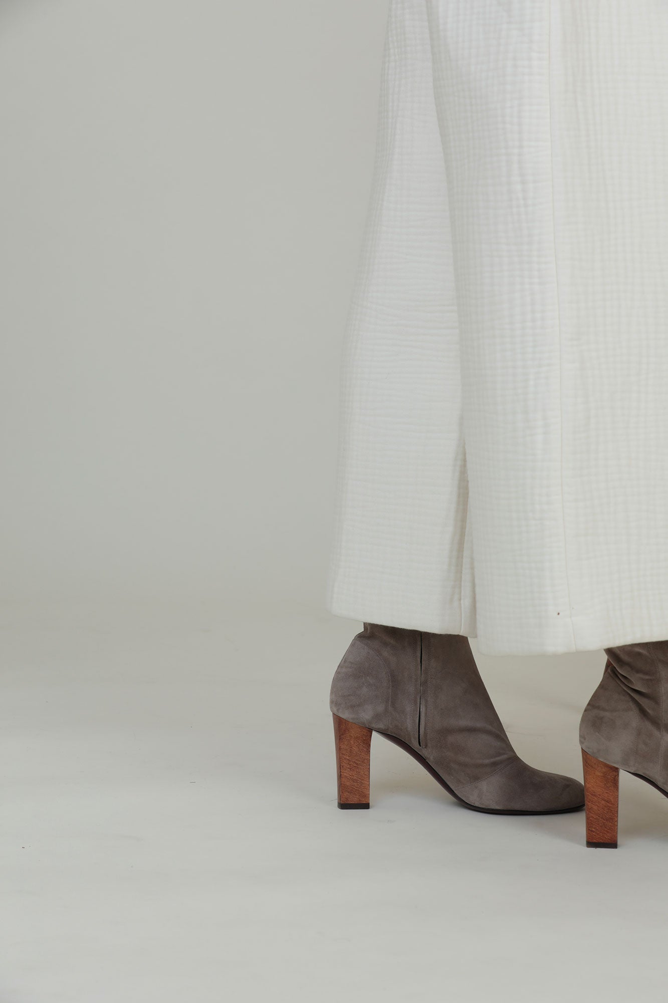 Bottine femme en cuir de veau velours – Edition Signature N.002 déclinée dans un gris aux nuances changeantes – La Ligne Numérotée.