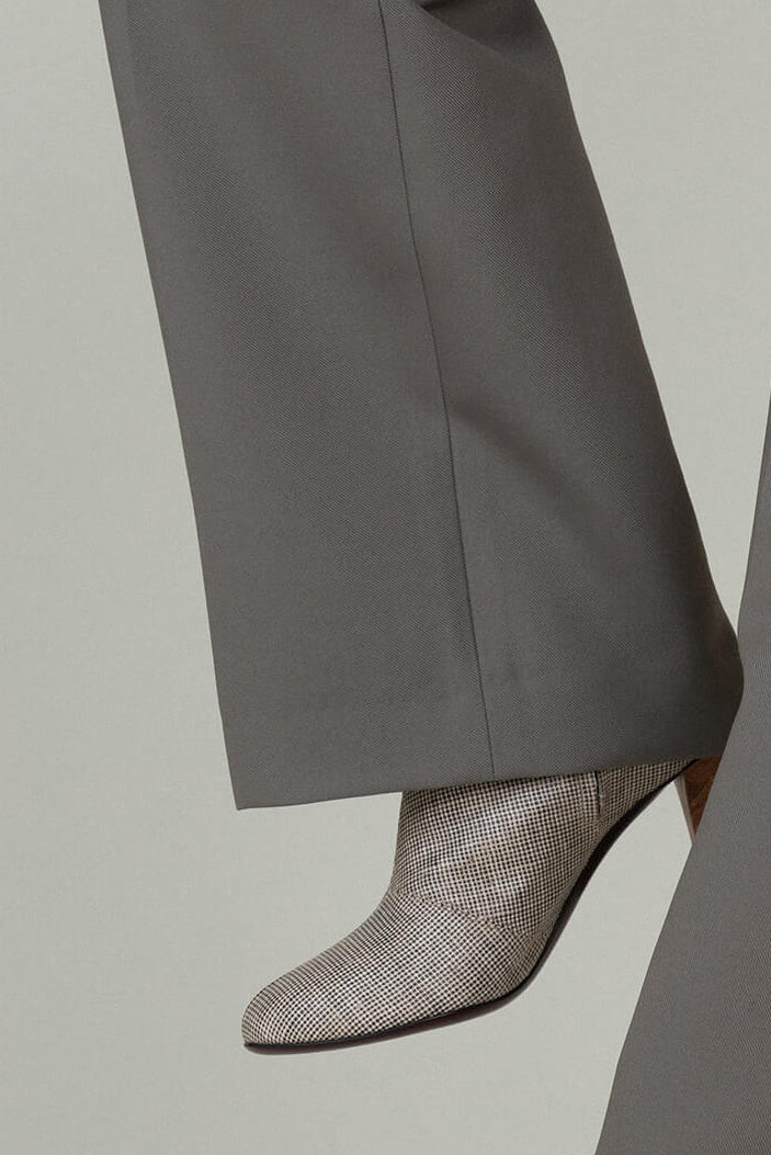 Boots bottine en tissus lin enduit français – talon bois de hêtre 8,5 cm – Charlotte Sauvat  - Fabrication en Italie – Made in Italie -  Edition Signature N.002 La Ligne Numérotée 