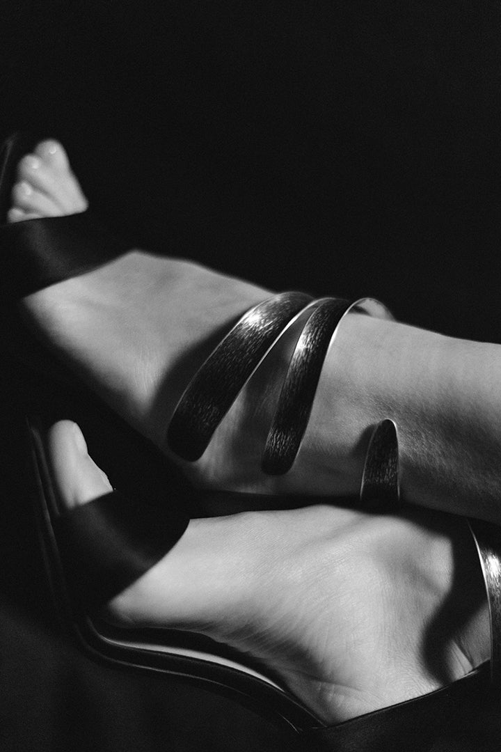 Créée par Deux femmes pour des femmes, Charlotte Sauvat et Françoise Misiraca proposent une ligne de chaussure sobre authentique et singulière pour sublimer toutes les femmes - La Ligne Numérotée.