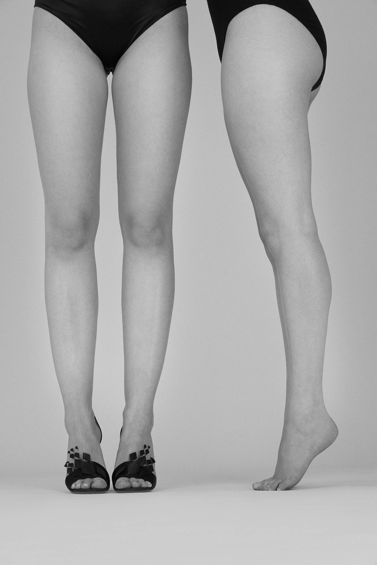 Photo de mode – Edition Limitée à Huit exemplaires - L'Envolée - équilibre entre le volume et la plume - photographe Terence Hassen - La Ligne Numérotée, une maison créée par Francoise Misiraca et Charlotte Sauvat.