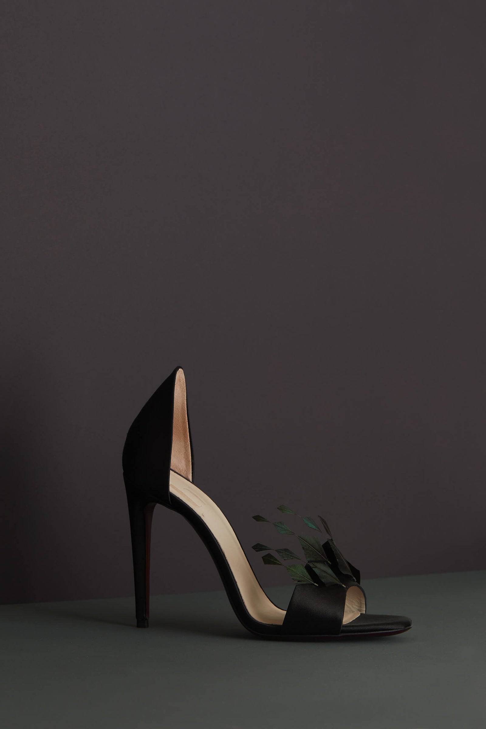 Sandale soir talon haute ensatin noir ornée de plumes brodées édition limitée Janaïna Milheiro pour la ligne numérotée