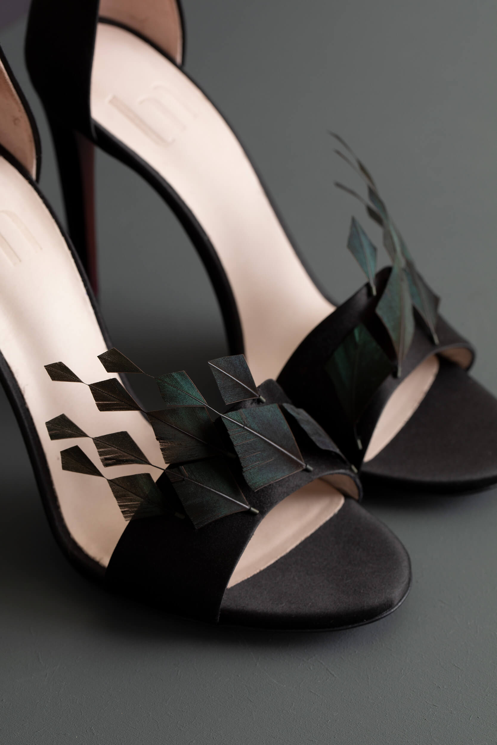 L'Envolée - Sandale femme talon haut - Cette sandale haute est le fruit d'une rencontre entre Charlotte Sauvat, la designer et l'artisan designer textile Janaïna Milheiro - La Ligne Numérotée, une maison d'accessoires femme haut de gamme créée en Juillet.