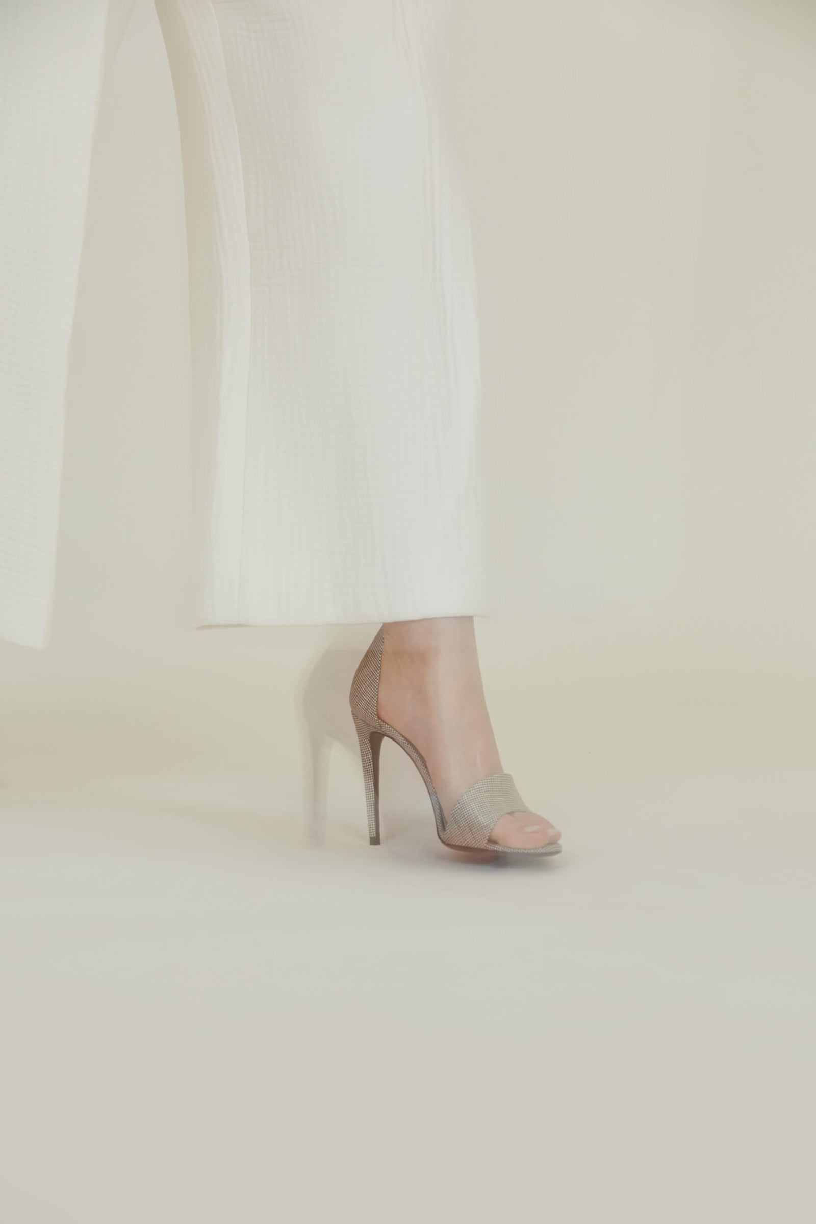 Sandale haute luxe - des lignes pures et un dessin structuré – Une Edition Signature fabriquée en Toscane, dans un atelier familial. La Ligne Numérotée.