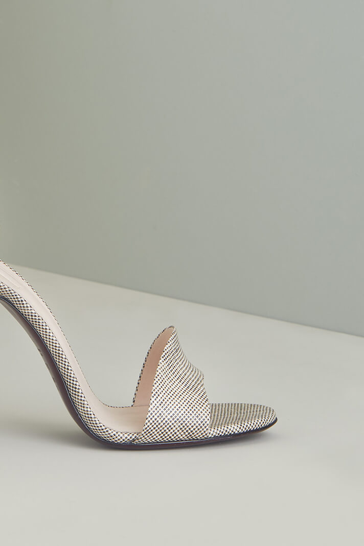 Sandale N.001  - déclinée dans un lin 100% français. Une Edition Signature fabriquée en Toscane, dans un atelier familial. La Ligne Numérotée.