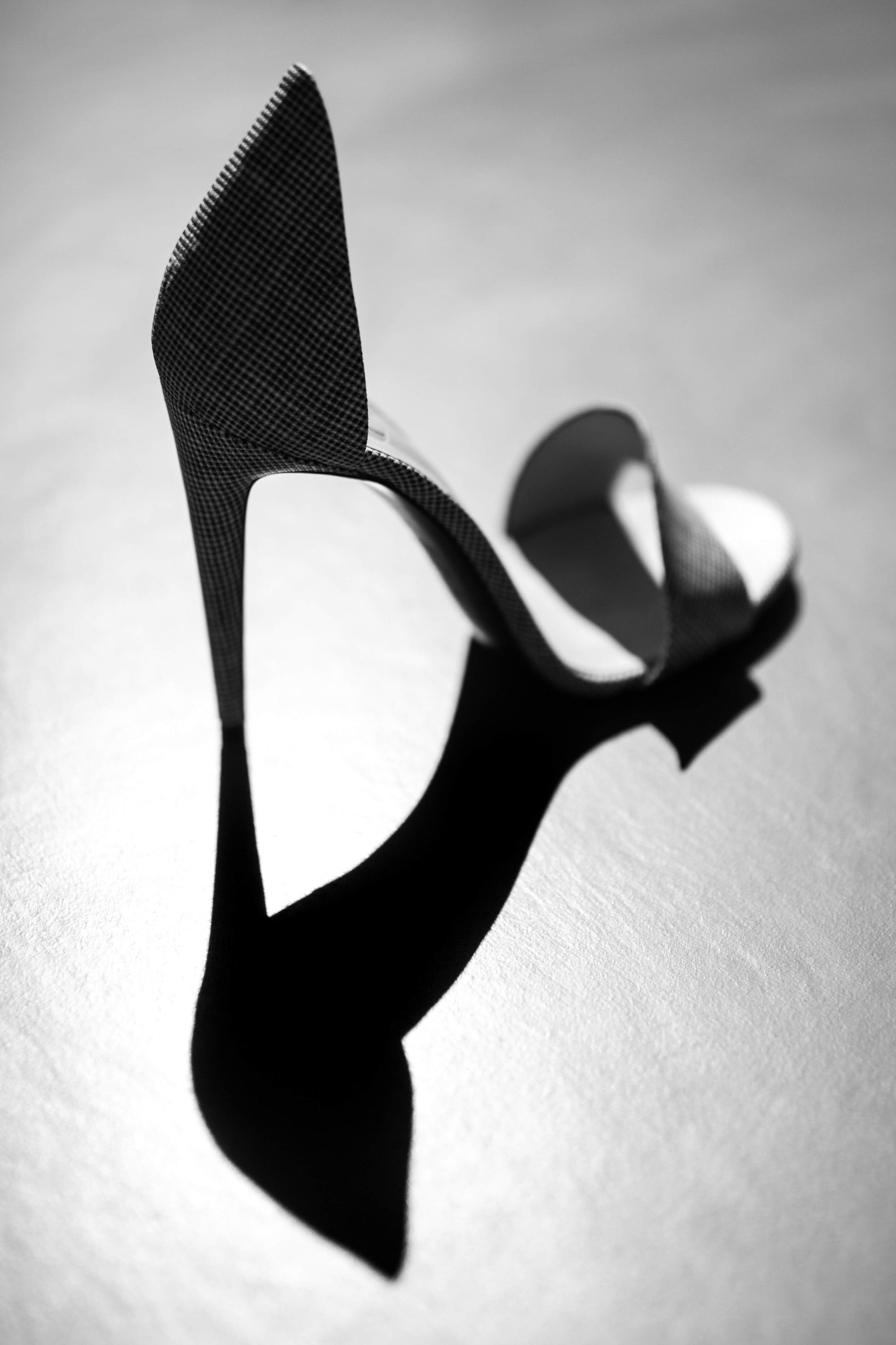 Elégante et féminine, la sandale haute N.001 est déclinée dans un lin 100% français enduit – Nos sandales sont fabriquées en toscane dans un atelier familial. La Ligne Numérotée.