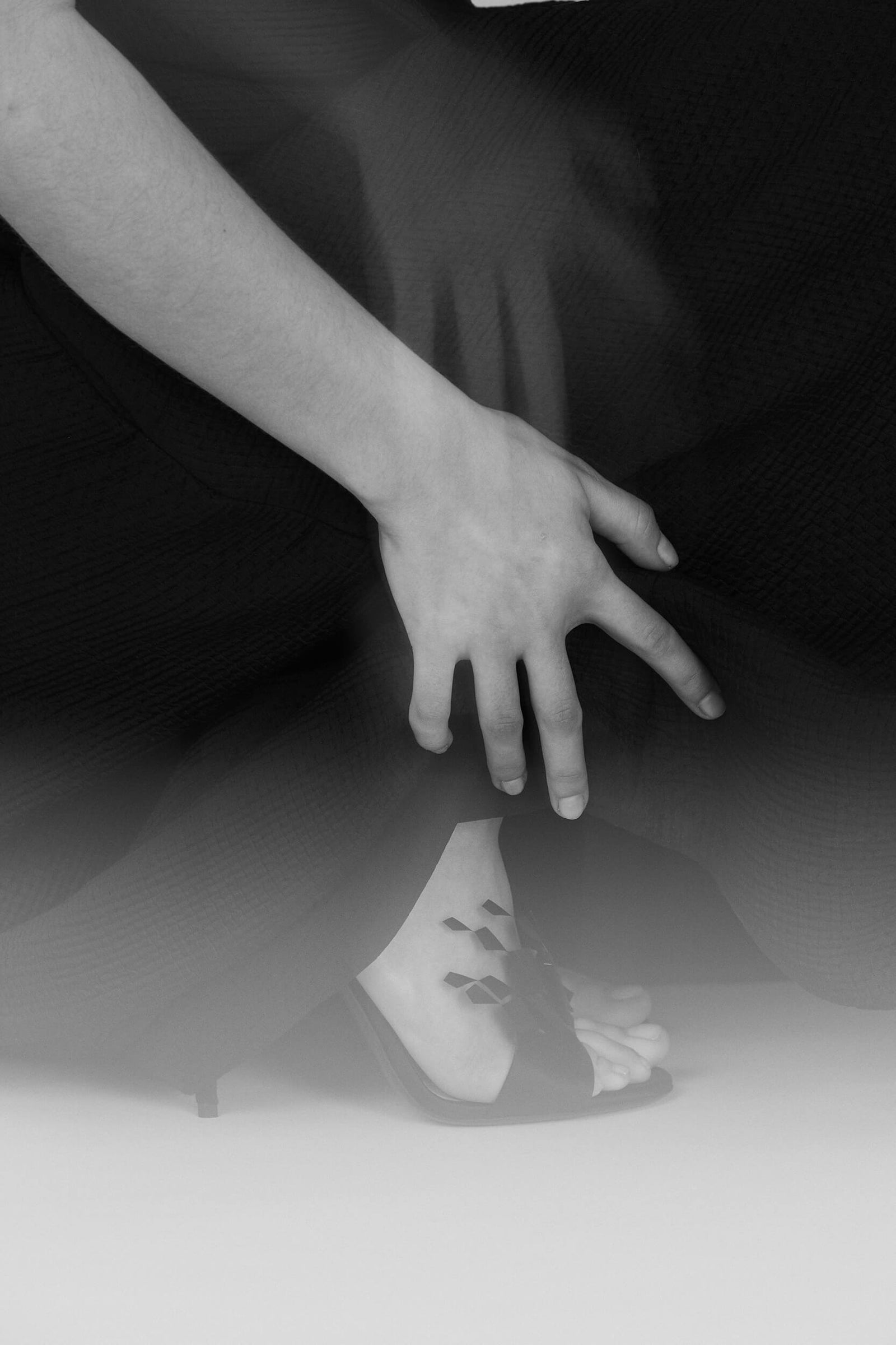 Entre Art et Couture : Cette sandale haute est le fruit d'une rencontre entre Charlotte Sauvat, la designer et l'artisan designer textile Janaïna Milheiro. La Ligne Numérotée - accessoires femme haut de gamme.