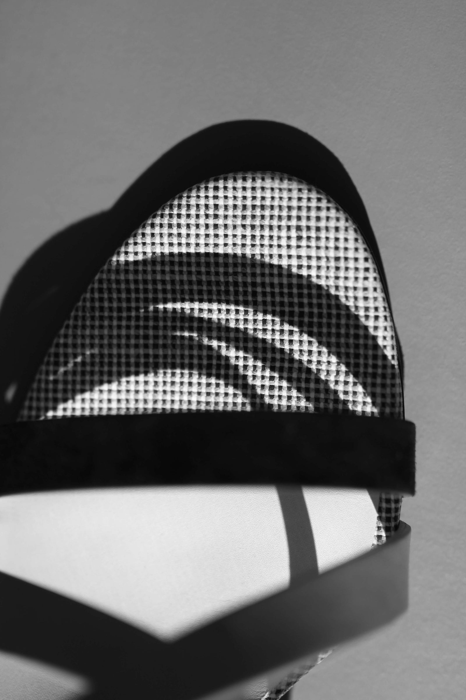 La sandale N.005 est un essentiel revisité,un hommage à l'origine de la chaussure. Une  Edition Signature de La Ligne Numérotée.