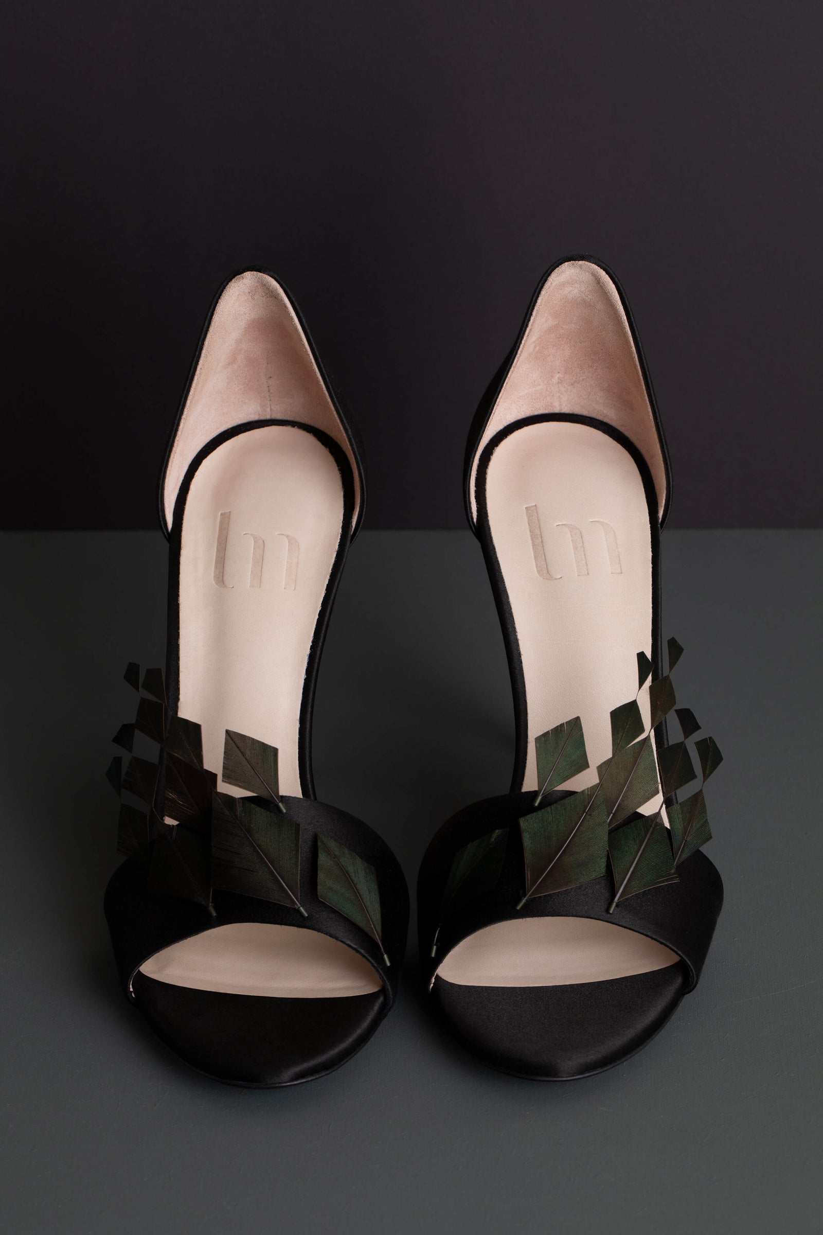 Sandale n.001 en satin - Edition Limitée - huit exemplaire uniquement - brodée plume à la main à Paris par la designer Janaina Milheiro - Une paire d'exception pour un évènement ou un tapis rouge - La Ligne Numérotée