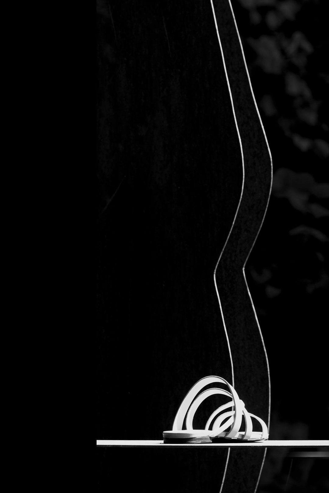 Photo noir et blanc pour notre sandale plate  -  Lannières en cuir végétal - édition en petite série - La Ligne Numérotée