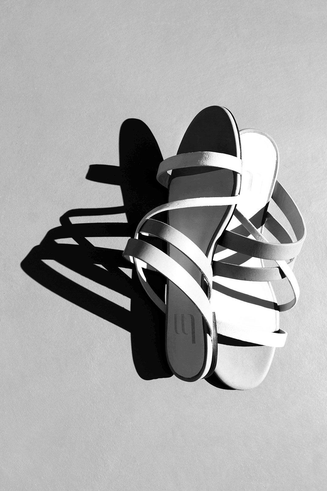 Jeu d'ombre - sandale de plage ou sandale de jour  - Designer Charlotte Sauvat - Edition Signature La Ligne Numérotée