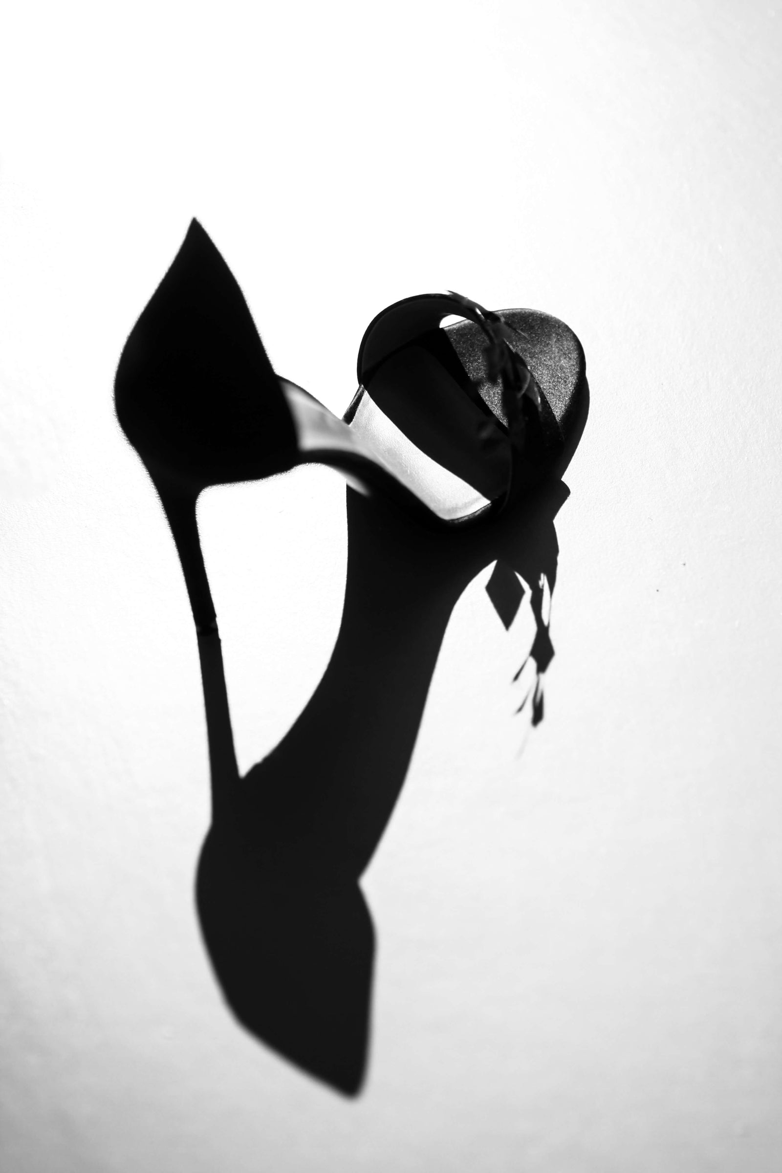 Sandale femme talon haut – Edition Limitée L'Envolée – une édition exclusive brodée à la main à Paris, par la designer textile Janaïna Milheiro - lookbook juillet 2020 – Jeux d'ombres photographe Mathieu Catonné pour La Ligne Numérotée.