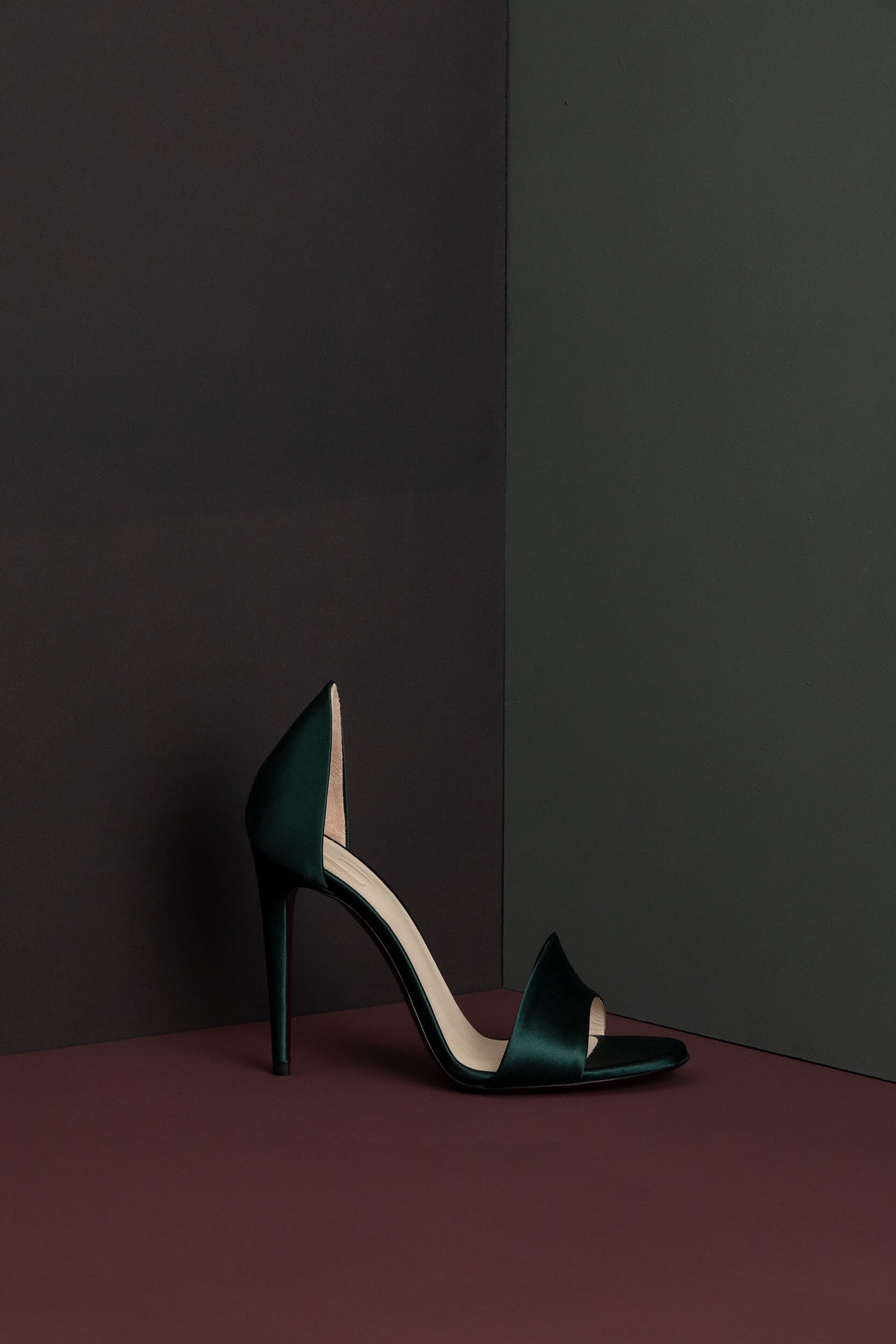 sandale talon aiguille en satin vert - haute couture - talon 10,5 - La Ligne Numérotée - emeraude - existe aussi en satin noir, doré et rouge