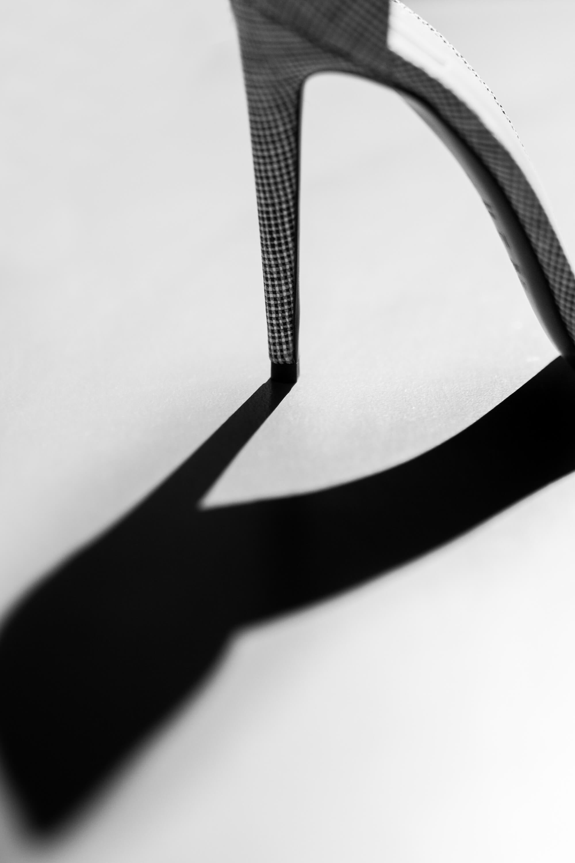 Photo de mode – jeux d'ombres pour mettre en lumière les lignes pures de notre sandale N.001. Photographe Mathieu Catonnée - La Ligne Numérotée, des accessoires femme haut de gamme.
