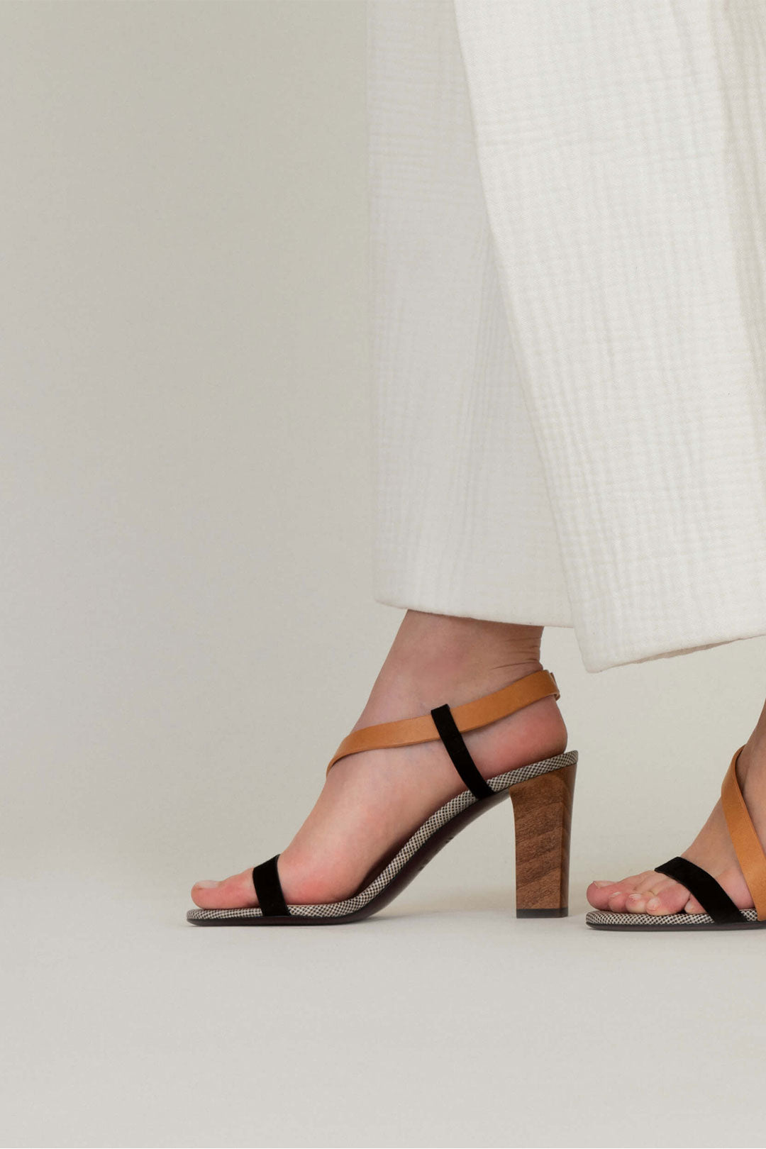 Sandale pour le printemps - talon en bois de hêtre - mixte des matières  - La Ligne Numérotée