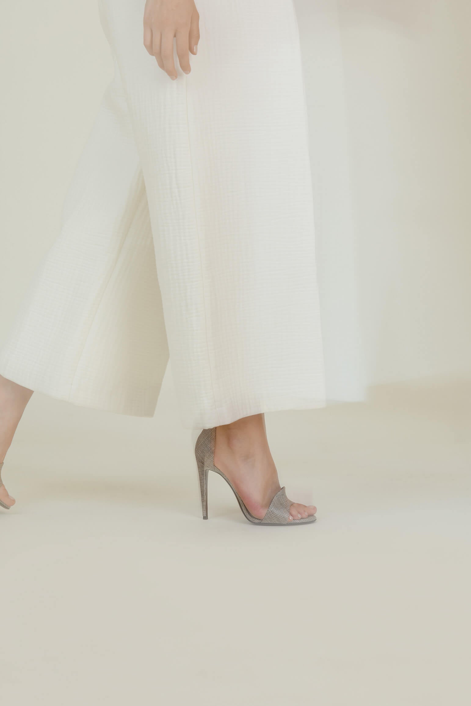 Avec ses lignes pures et son dessin structuré, la sandale N.001 représente l’image que nous nous faisons de la couture parisienne. La Ligne Numérotée, des accessoires femme haut de gamme.