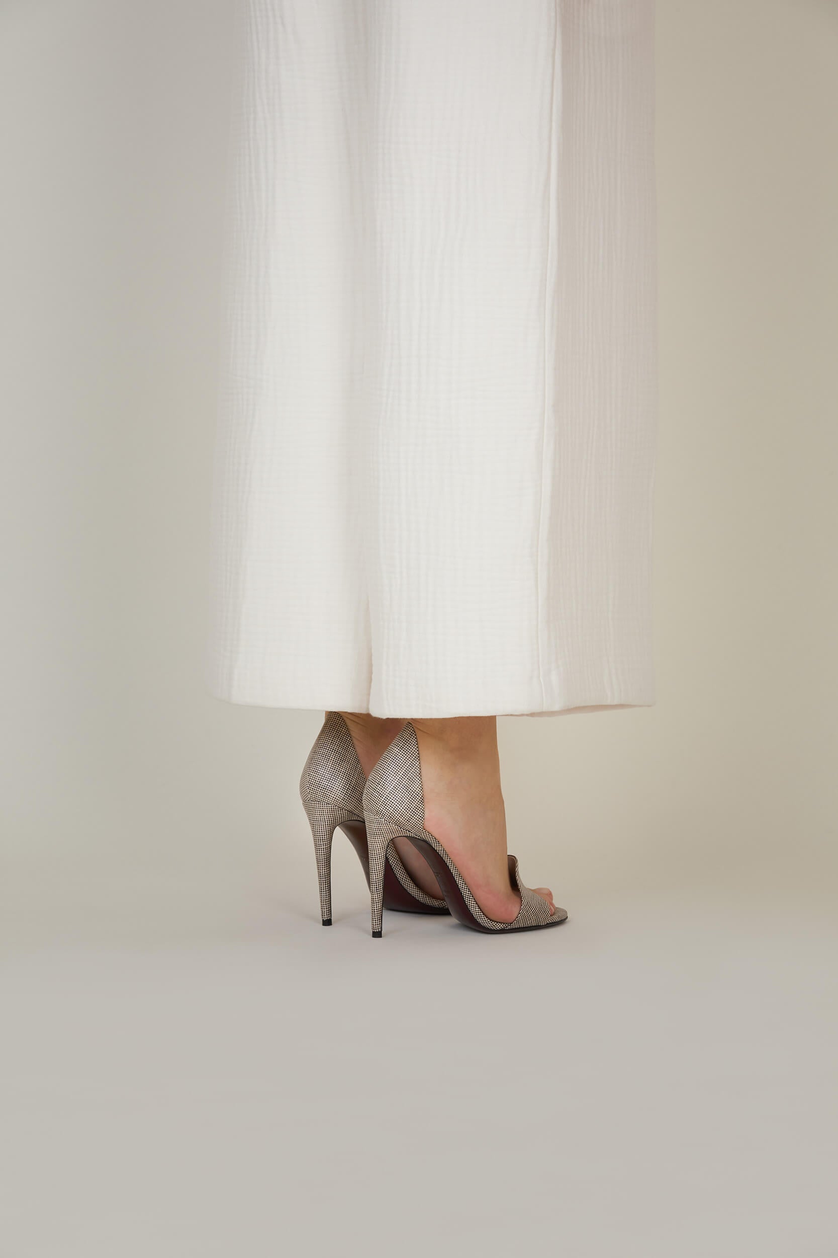 Elégante et féminine, la sandale haute N.001 est déclinée dans un lin 100% français enduit – Une version estivale, tout en fraicheur. La Ligne Numérotée.