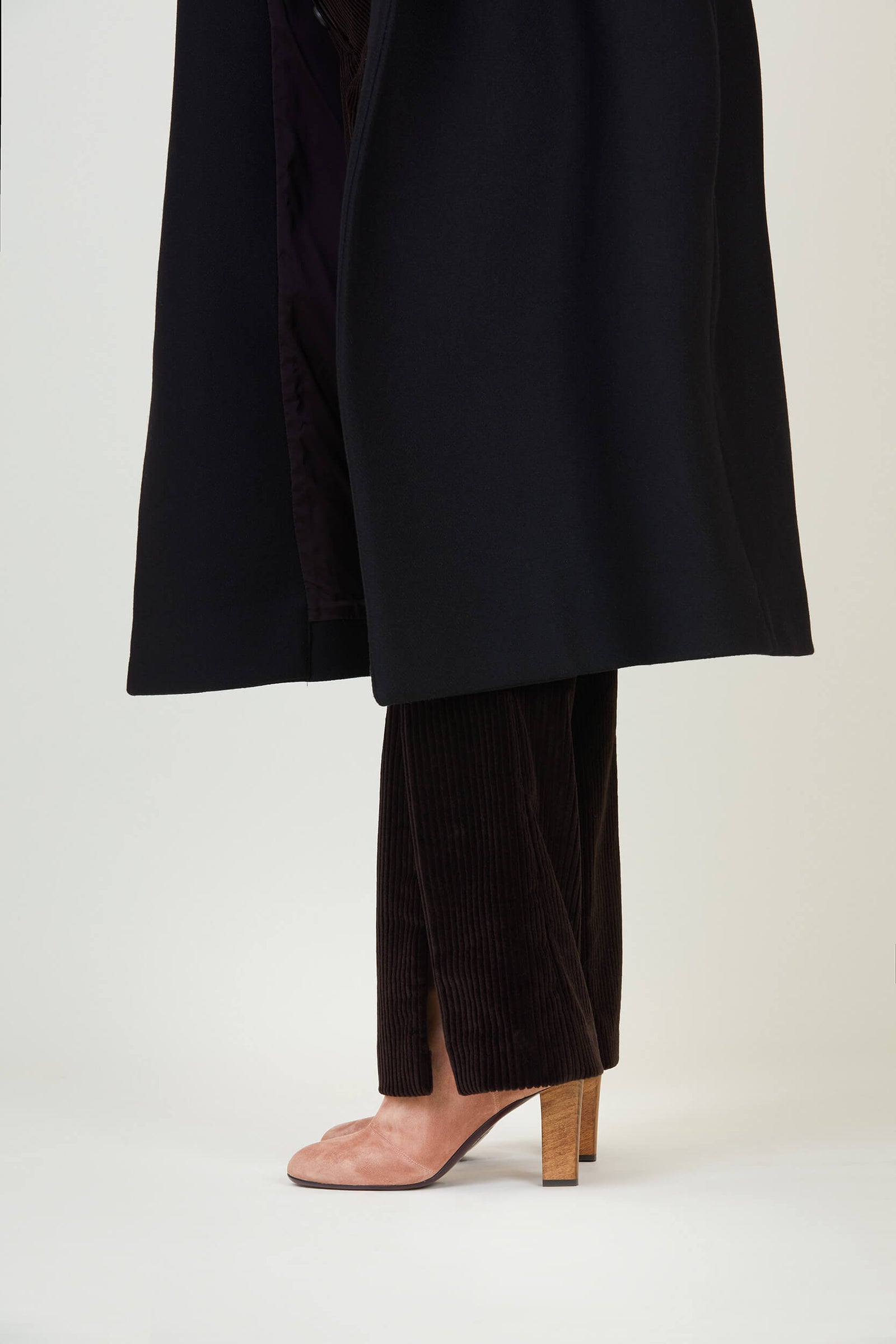 La bottine N.002, notre best-seller est décliné en rose poudré pour la mi saison.  Véritable seconde peau notre bottine  est fabriquée en Italie  - Edition Signature N.002 de La Ligne Numérotée. 