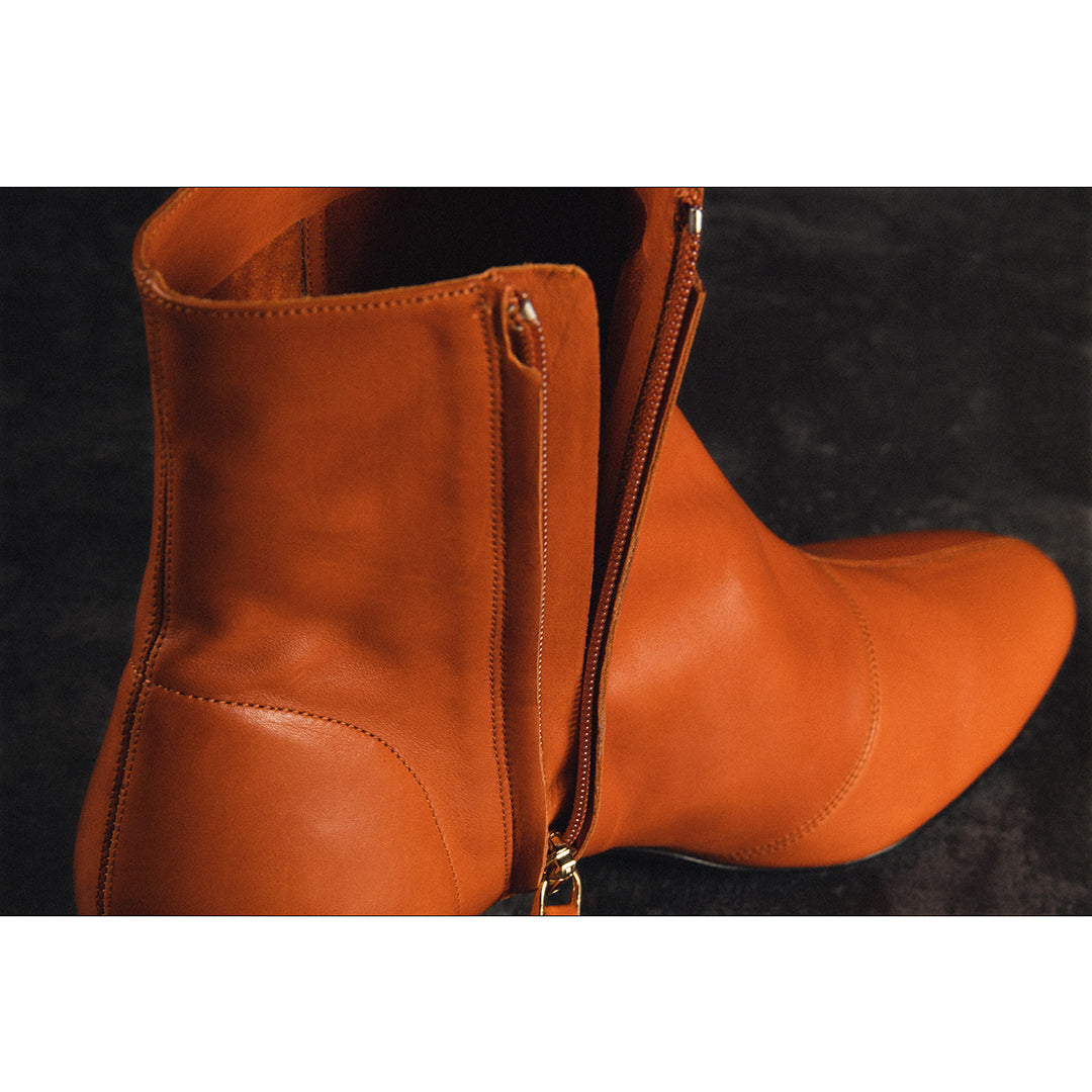 Bottine plate en cuir de veau lisse terre de sienne coloris "hermès" zippé coté - bottine non doublée effet seconde peau pour un confort absolu -  talon en bois de hêtre de 4,5 cm – élégance intemporelle – Made in Italie - La Ligne Numérotée