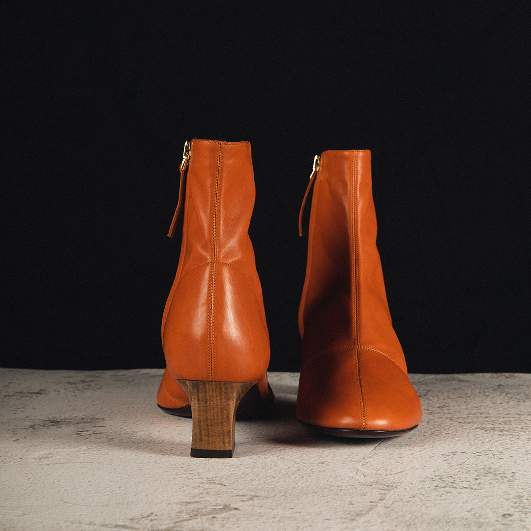 Bottine basse en cuir de veau lisse camel – bottine non doublée ultra souple – comme une seconde peau -  talon en bois de hêtre de 4,5 cm – élégance intemporelle – Fabrication Italienne - Edition Signature N.006 de La Ligne Numérotée