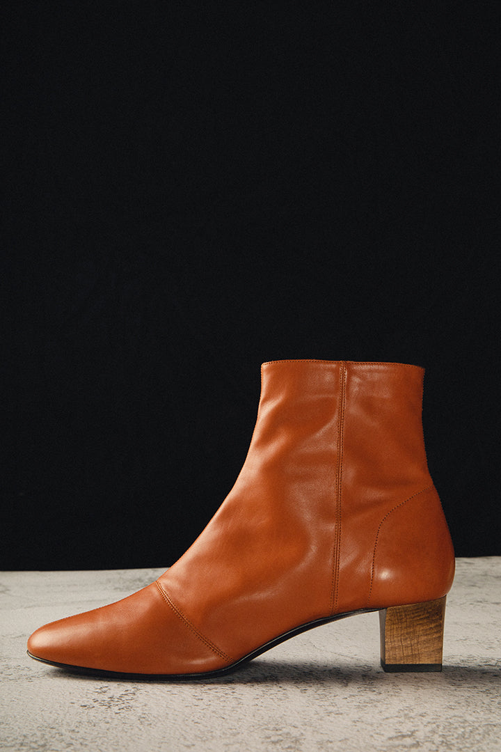 Bottine talon de 4,5 cm  en cuir de veau lisse qualité foulard de chez Dolmen - coloris "hermès" - bottine non doublée effet seconde peau pour un confort absolu -  talon en bois de hêtre de 4,5 cm – élégance intemporelle – Made in Italie - La Ligne Numérotée