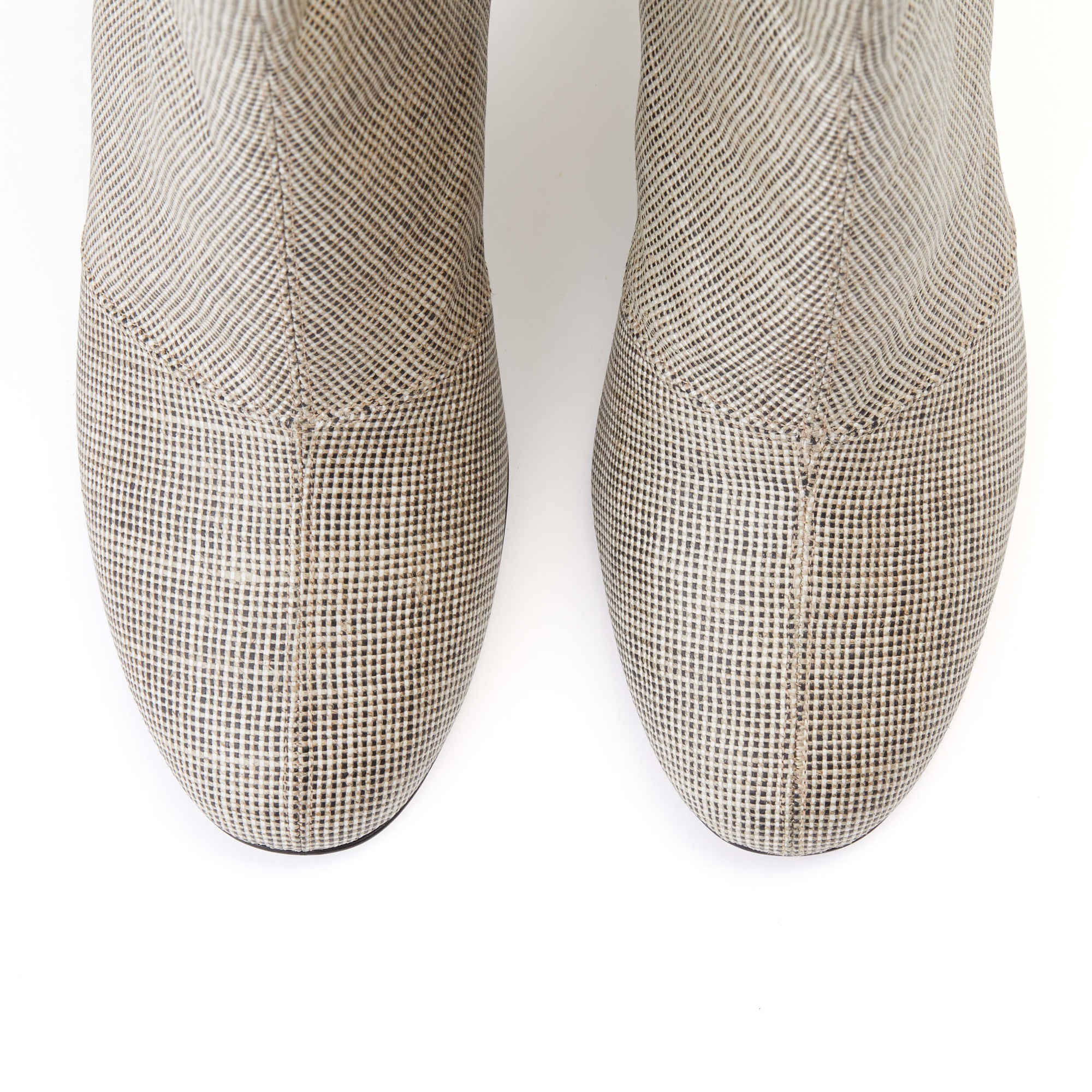 La Ligne Numérotée revisite son modèle iconique dans une version en lin enduit. Ce modèle est entièrement doublé. Une création de notre designer Charlotte Sauvat. La Ligne Numérotée.