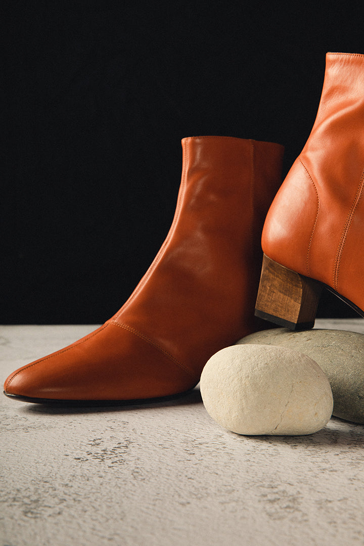 Bottine petit talon en bois de hêtre – cuir de veau très souple non doublé effet seconde peau – une bottine légère et souple à porter été comme hiver  -  talon de 4,5 cm – Fabriqué dans un atelier en toscane - Edition Signature N.006 de La Ligne Numérotée