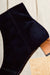 Boots plates  en daim  – bleu marine -  double surpiqure –  intemporelle pour accompagner toutes vos tenues printemps-été 2022 -  talon en bois de hêtre de 4,5 cm - bottine ultra confortable et non doublée  – Fabrication Italienne - Edition Signature N006 de La Ligne Numérotée