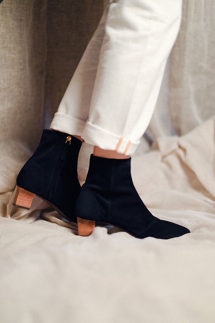 Bottine basse en cuir de veau velours – une version bleue nuit élégante et intemporelle pour accompagner toutes vos tenues printemps-été 2022 -  talon en bois de hêtre de 4,5 cm - bottine ultra confortable et non doublée  – Fabrication Italienne - La Ligne Numérotée