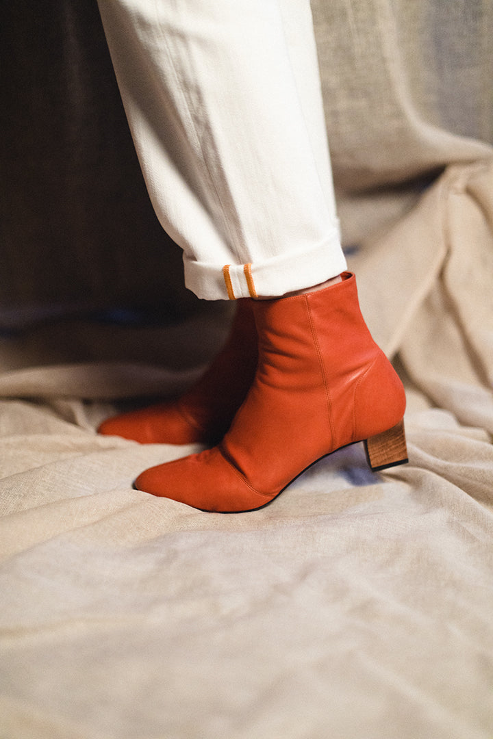 Petite botte basse en cuir de veau lisse marron été 2022 – bottine gant non doublée ultra souple – à porter été comme hiver – confort absolu -  talon en bois de hêtre de 4,5 cm – Made in Italie -  Edition Signature N.006 de La Ligne Numérotée