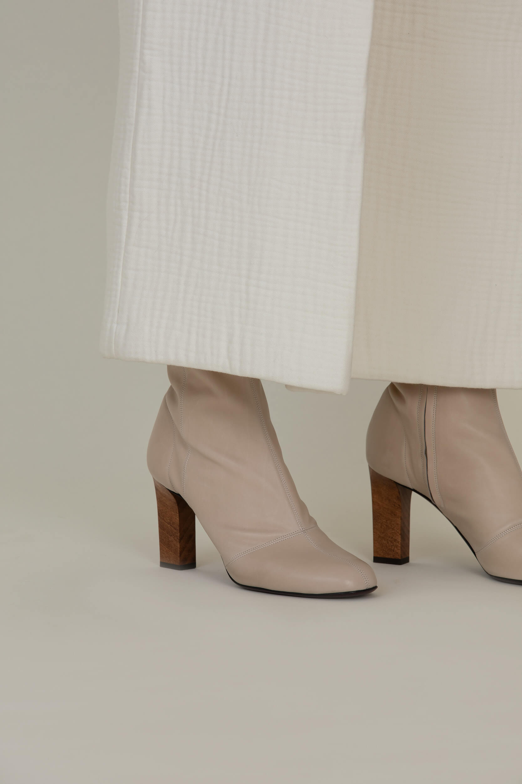 Bottine femme en cuir ultra souple -  veau non doublé. Légère et souple elle vous assure confort et simplicité. Cette bottine claire est à porter en demie saison. La Ligne Numérotée