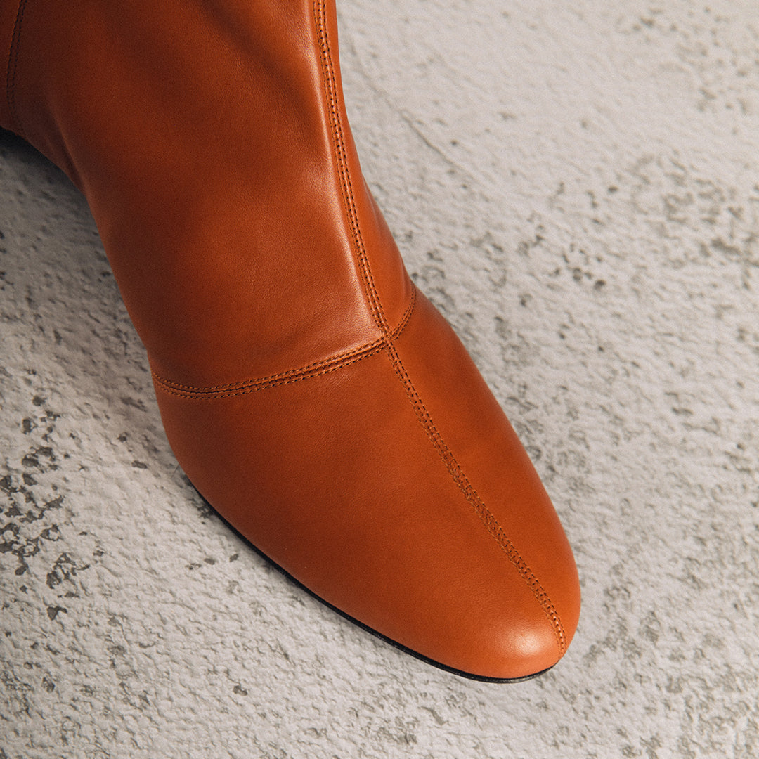 Bottine basse en cuir de veau lisse terre de sienne coloris "hermès"  – bottine non doublée ultra souple – comme une seconde peau -  double surpiqure pour une ligne sensuelle - talon en bois de hêtre de 4,5 cm – élégance intemporelle – Fabrication Italienne - Edition Signature N.006 de La Ligne Numérotée